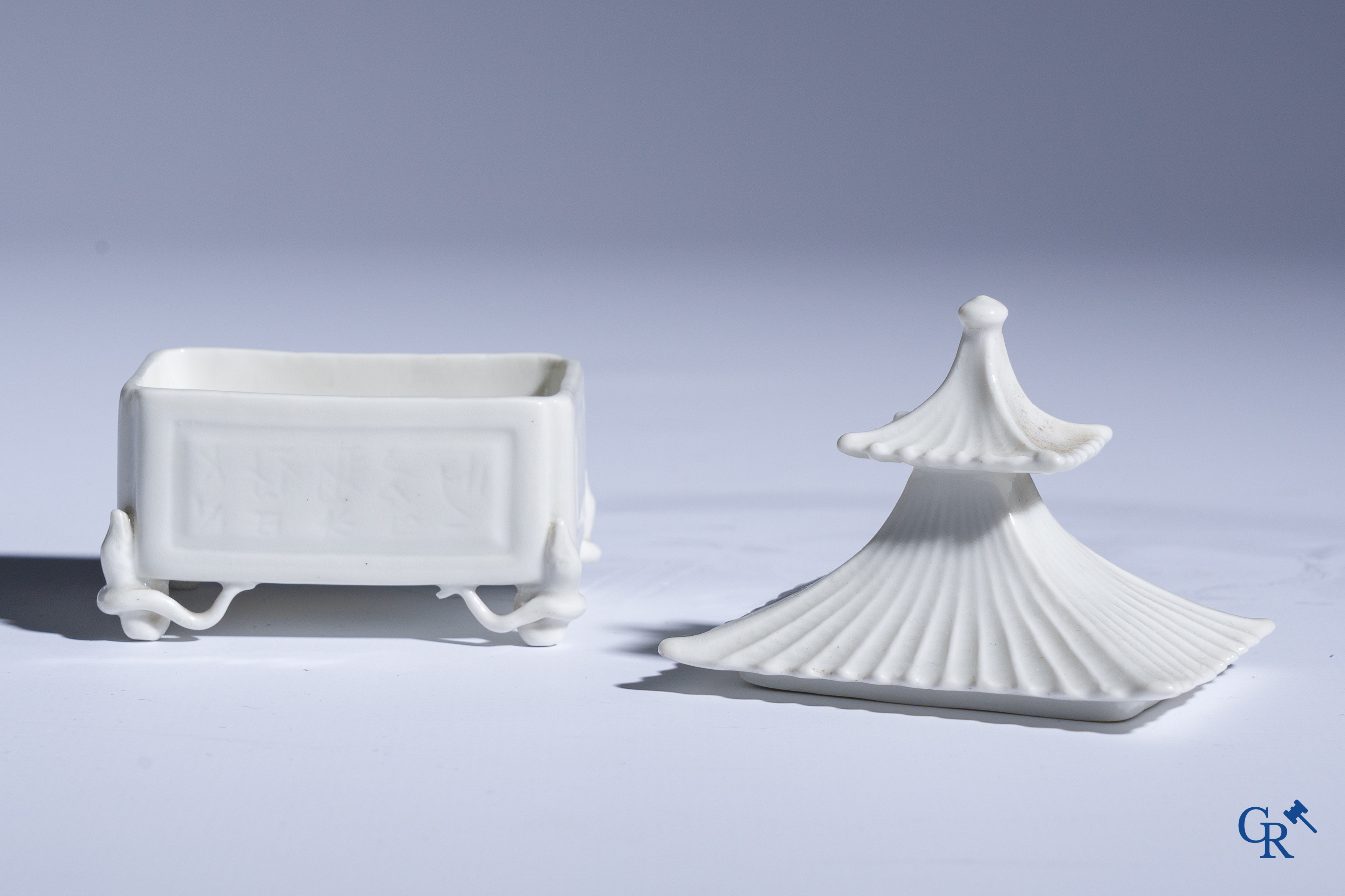 Koninklijke Porselein Fabriek Berlijn, KPM. Uitzonderlijk porseleinen inktstel in Aziatische stijl. Periode 1780-1830.