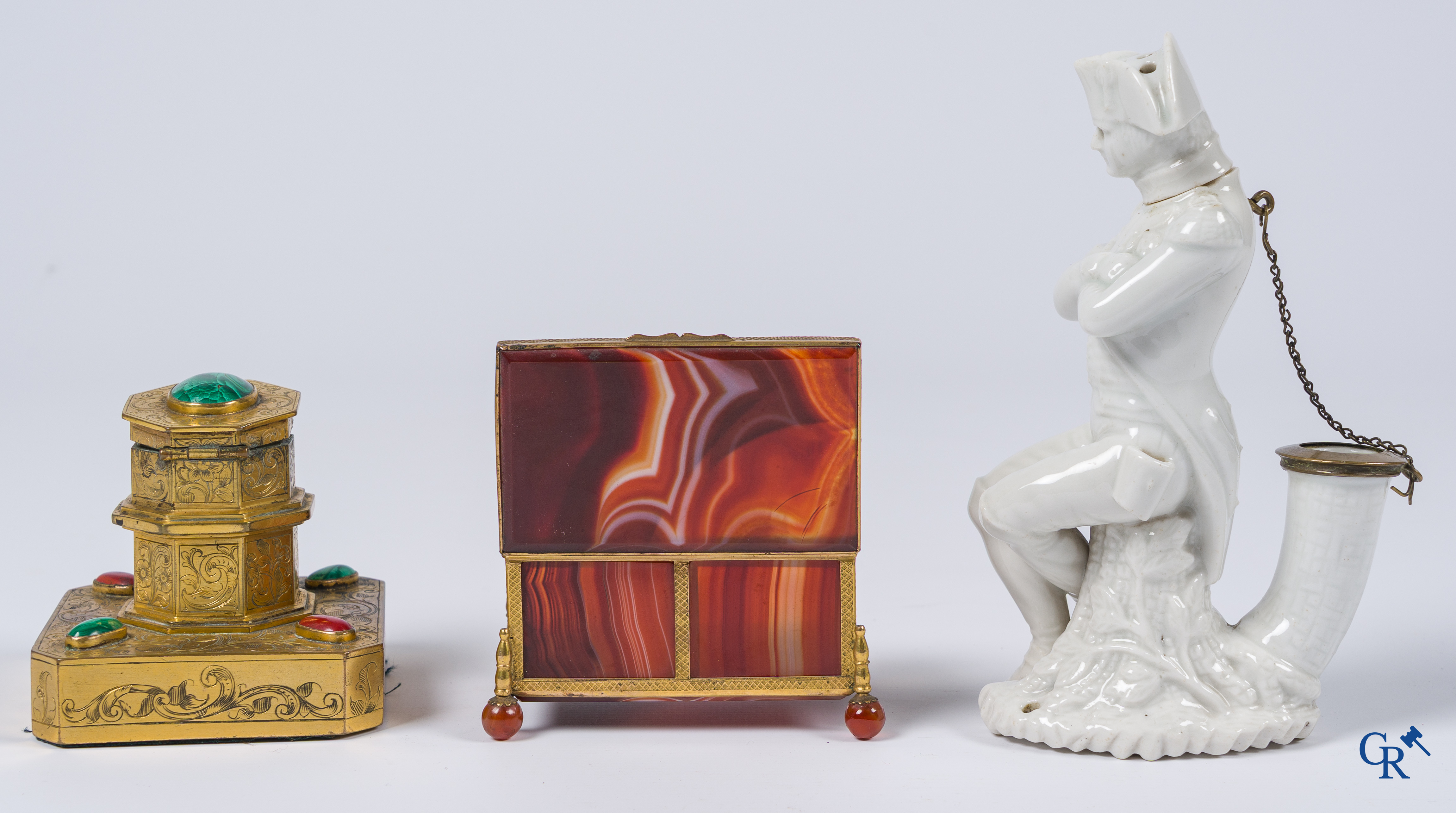 Divers lot antiquiteiten, inktpot Napoleon Bonaparte, zilver geldbeugel 18e eeuw, koffertje agaat, enz. 18e en 19e eeuw.