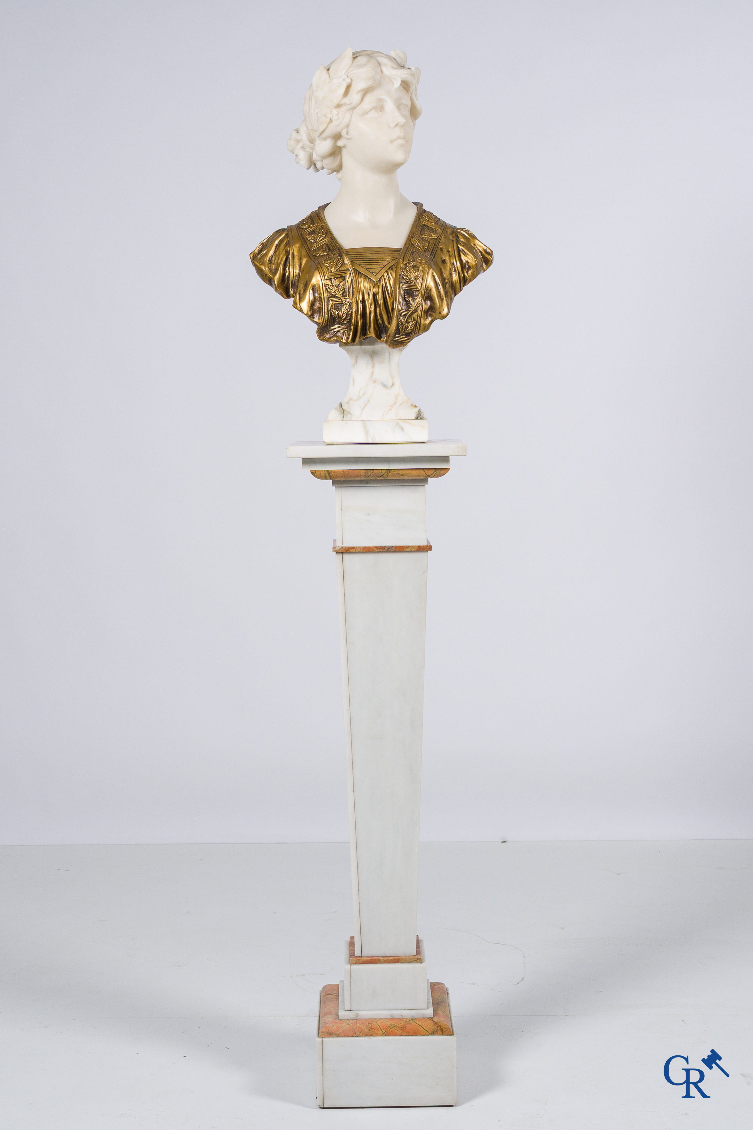 Gustave Van Vaerenbergh (1873-1927) Damesbuste in marmer en brons op een marmeren sokkel. Gesigneerd.