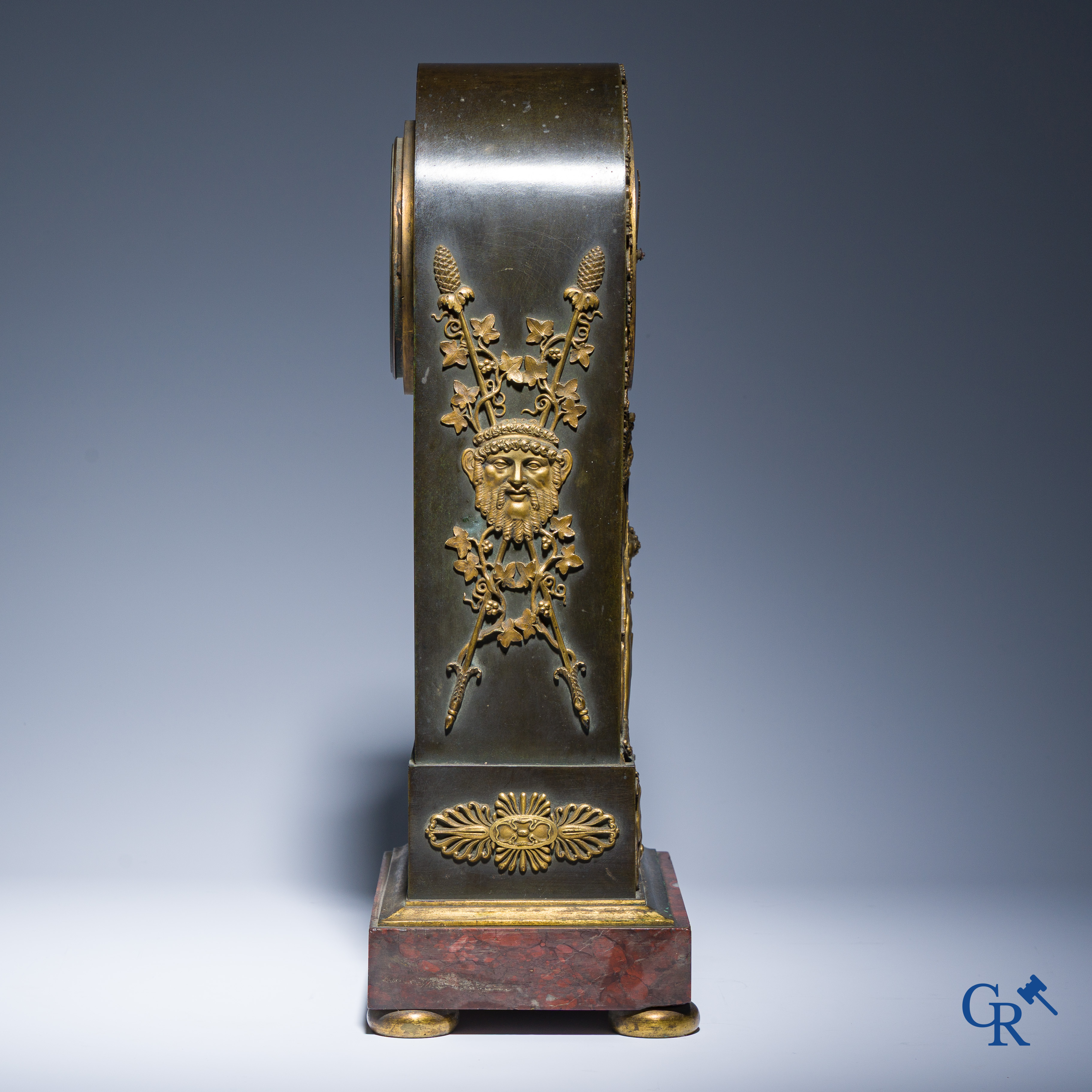 Claude Galle, Rue Vivienne à Paris. Pendule borne "Anacréon" en bronze doré et patiné. Empire, vers 1806.