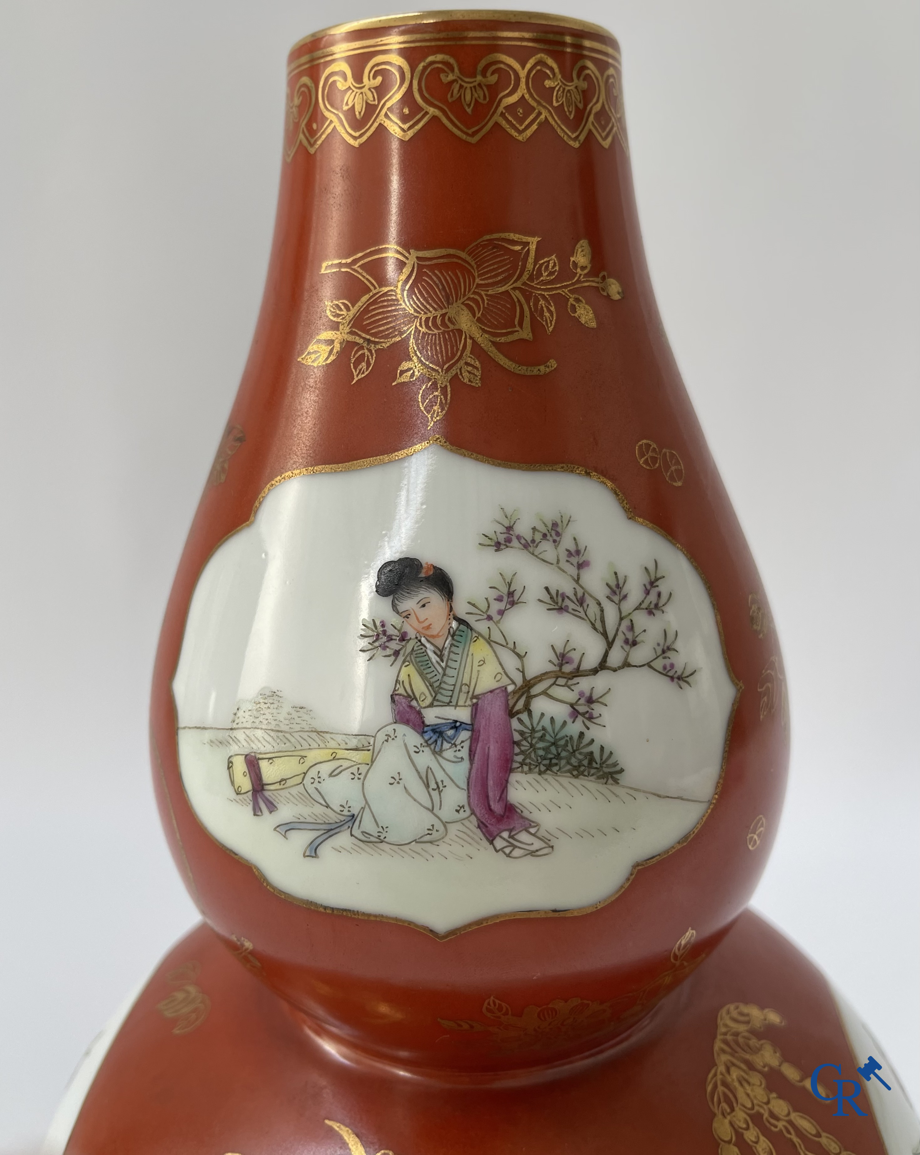 Aziatica, Chinees porselein. Een Chinese vaas met personages. Met zegelmerk. 20ste eeuw.