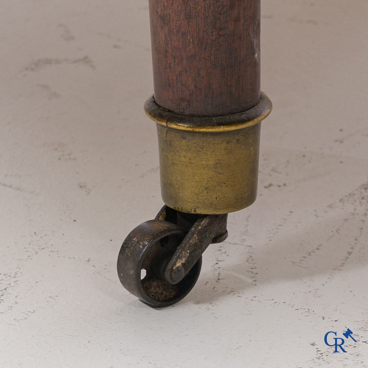 Table coulissante de salle à manger en acajou à 8 pieds avec 5 extensions. 1ère moitié du 19ème siècle.