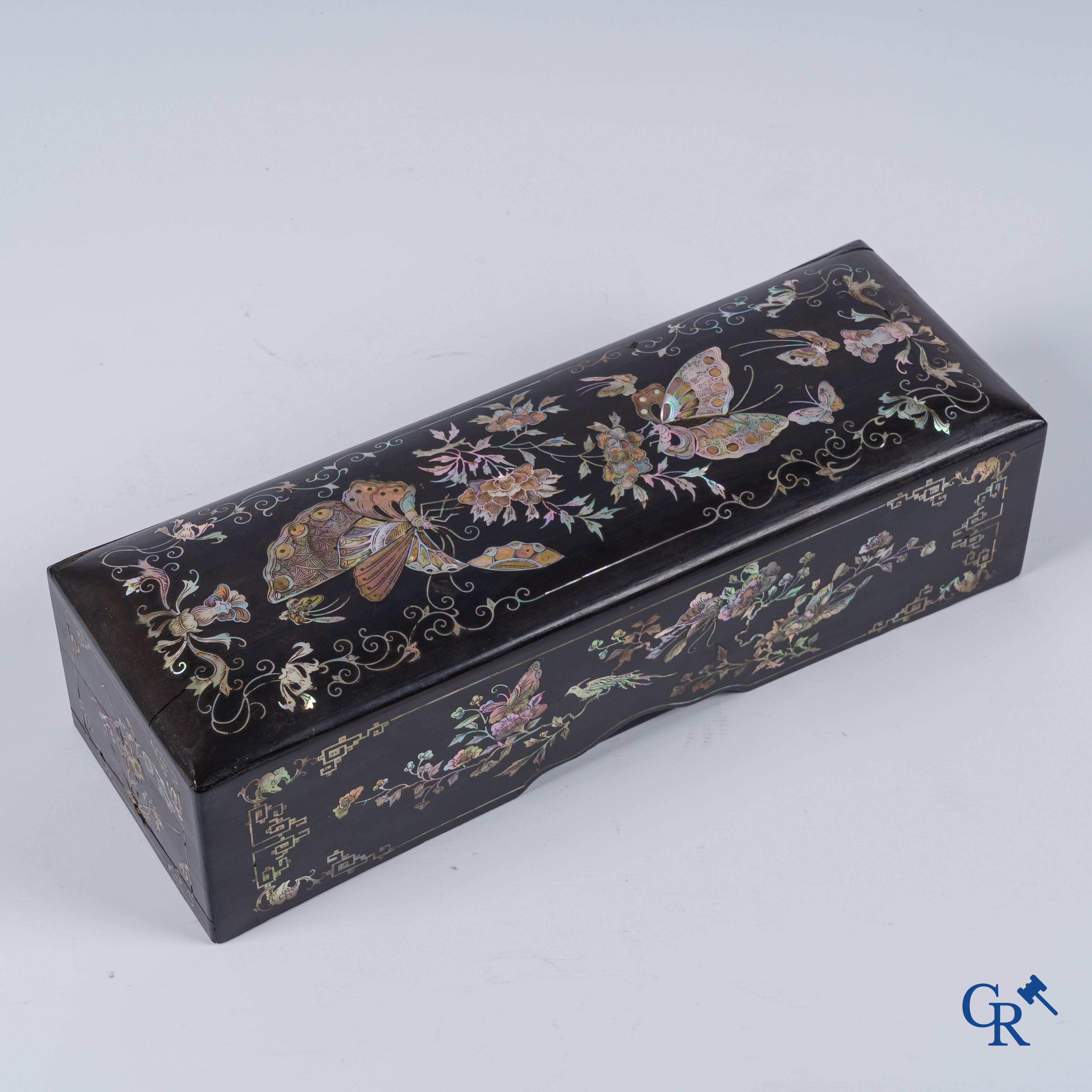 Aziatica, een Vietnamese met parelmoer ingelegde houten dekseldoos. 19e eeuw.