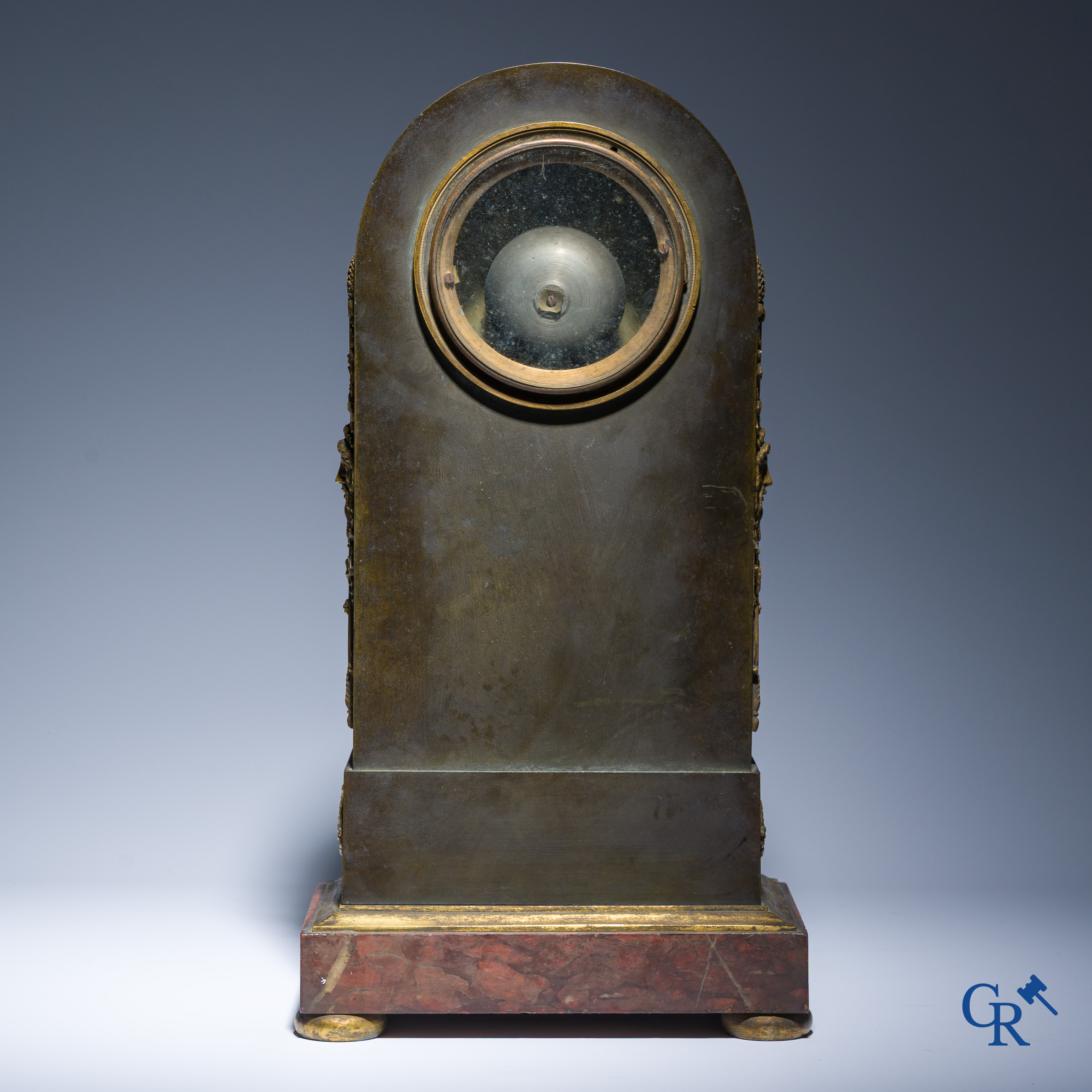 Claude Galle, Rue Vivienne à Paris. Pendule borne "Anacréon" en bronze doré et patiné. Empire, vers 1806.