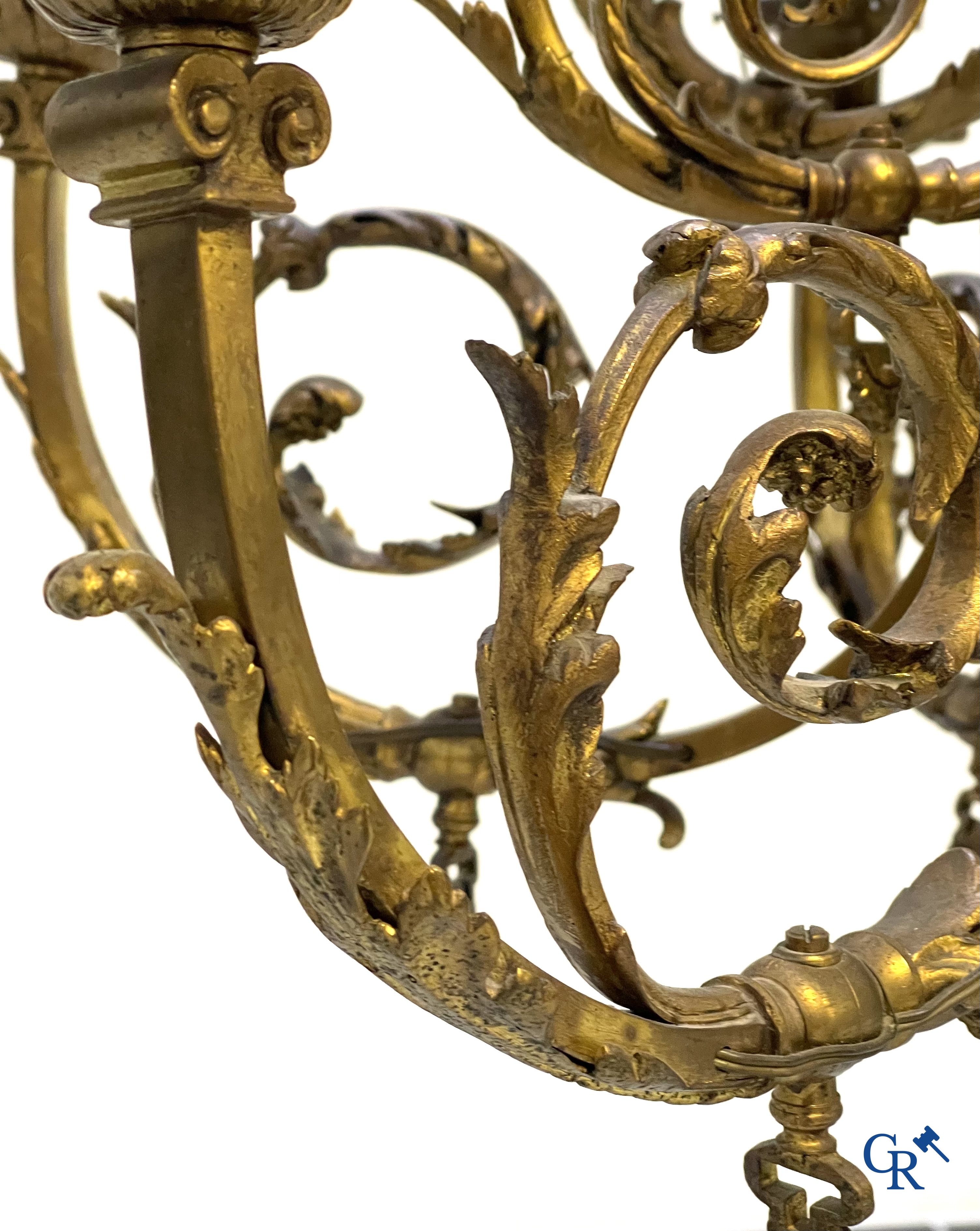 A lot of an imposing chandelier with 12 light points, a lamp belge with bronze frame and a fireplace piece.