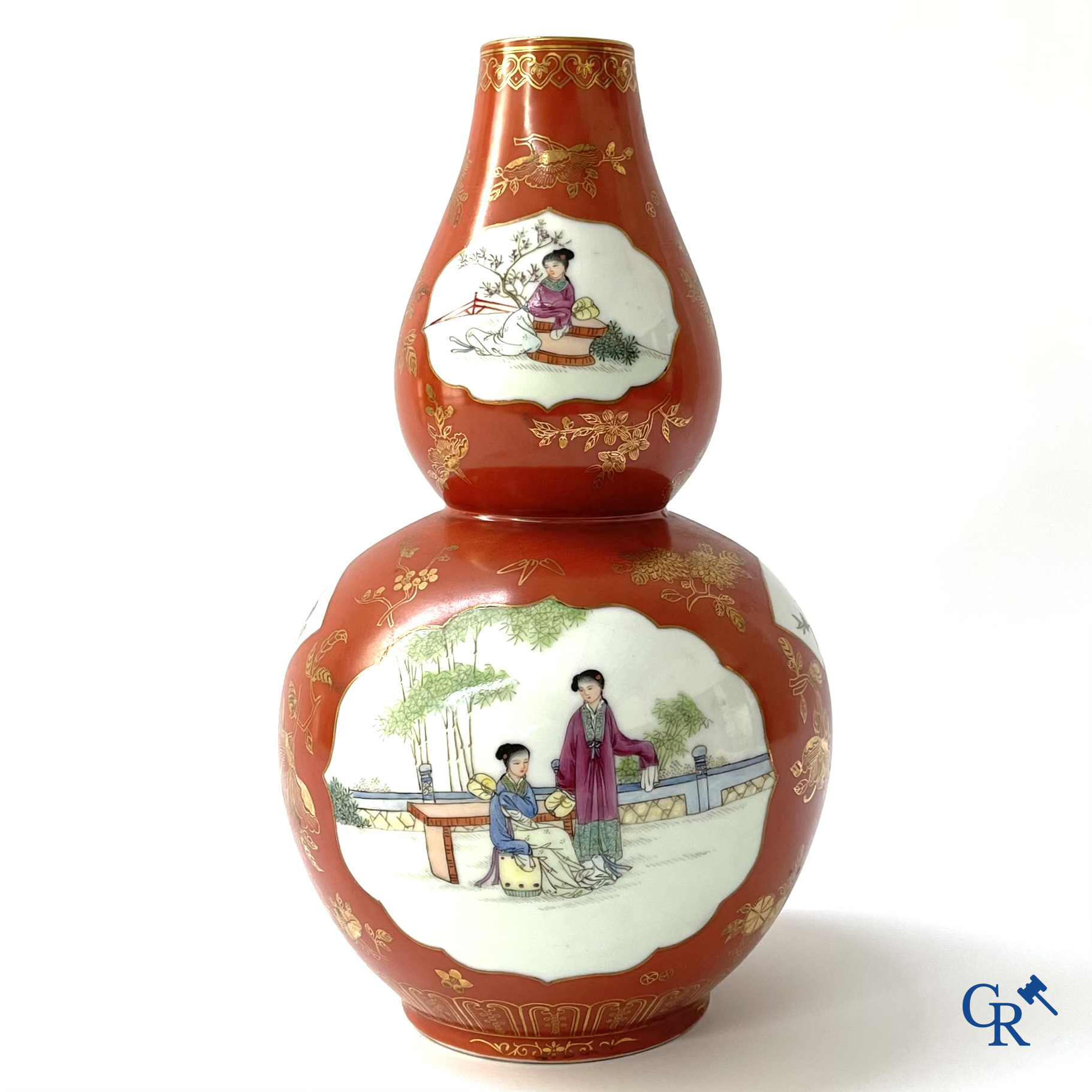 Aziatica, Chinees porselein. Een Chinese vaas met personages. Met zegelmerk. 20ste eeuw.