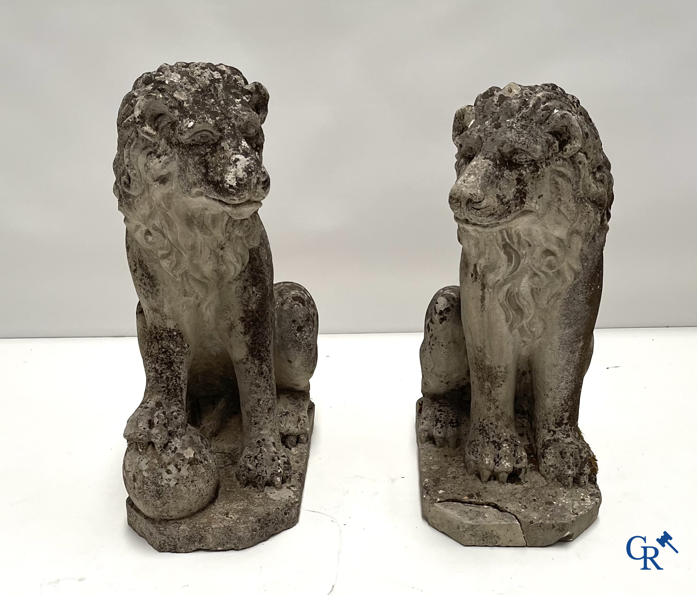 Paire de lions en pierre de sable. France, XVIIIème siècle.