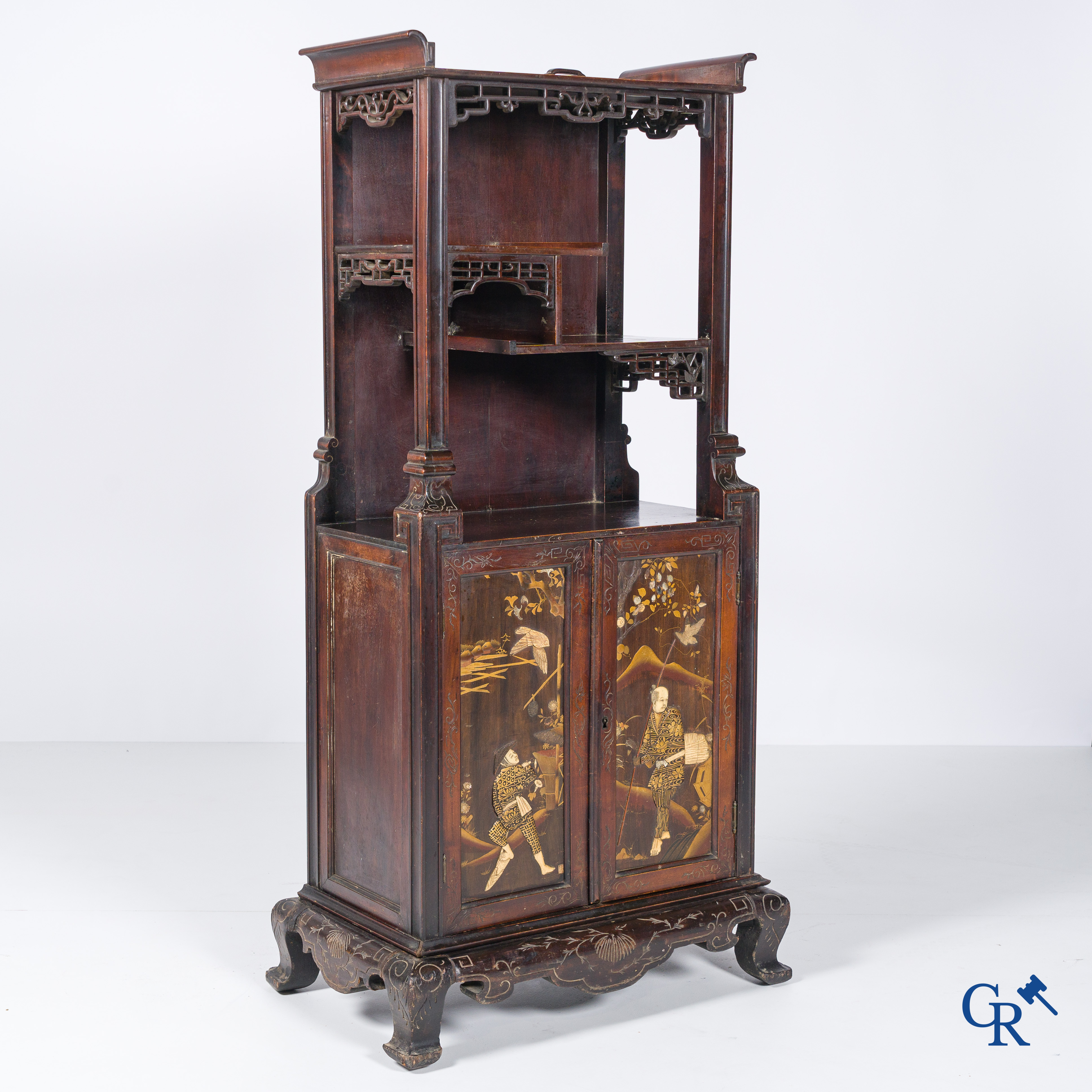 In de stijl van Gabriël Viardot, een meubel in Japanse stijl met inlegwerk en Japanse lak panelen. Eind 19e eeuw.