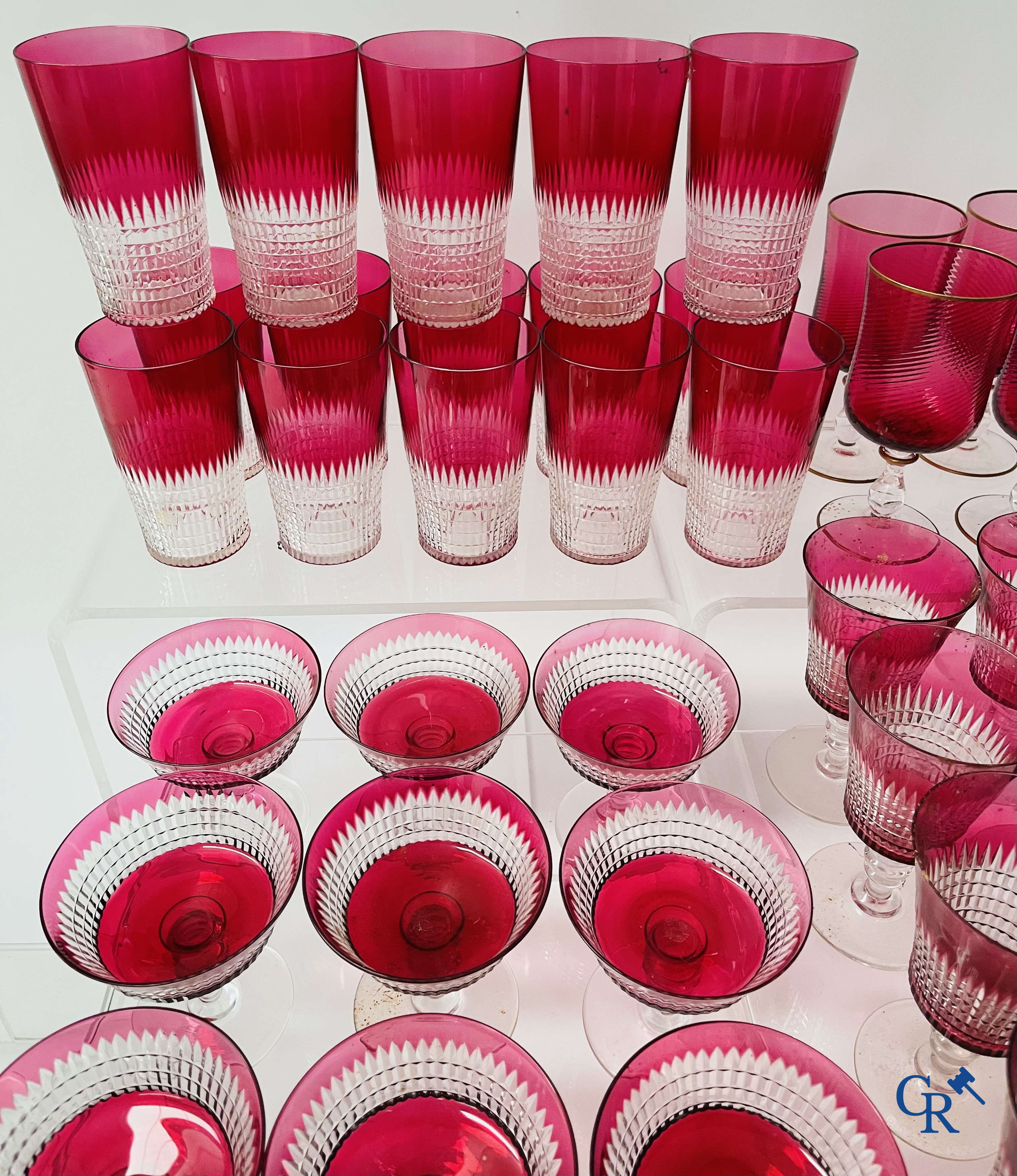 Een uitgebreid servies in rood geslepen kristal, hoogstwaarschijnlijk Val Saint Lambert.