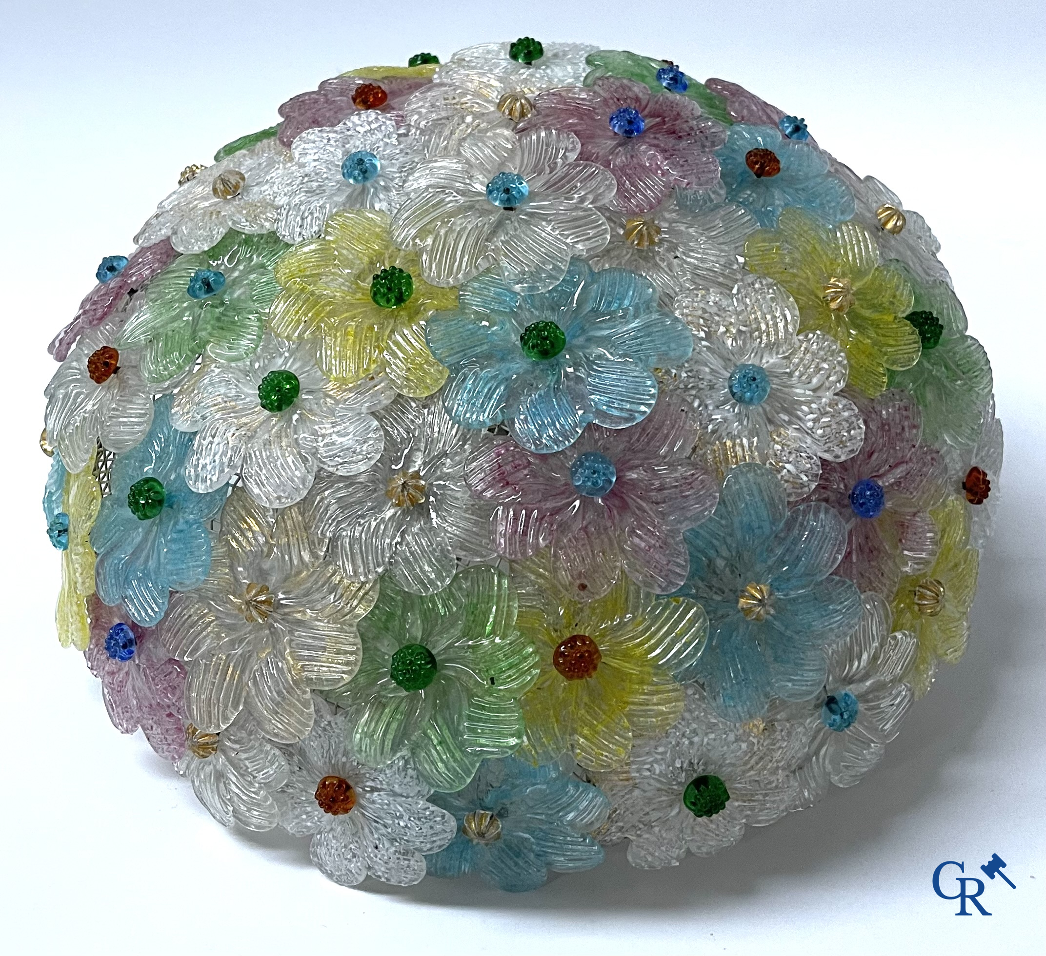 Een kavel van een Venetiaanse tafellamp, een paar grote applieken in Venetiaans glas en een Murano plafonnier.