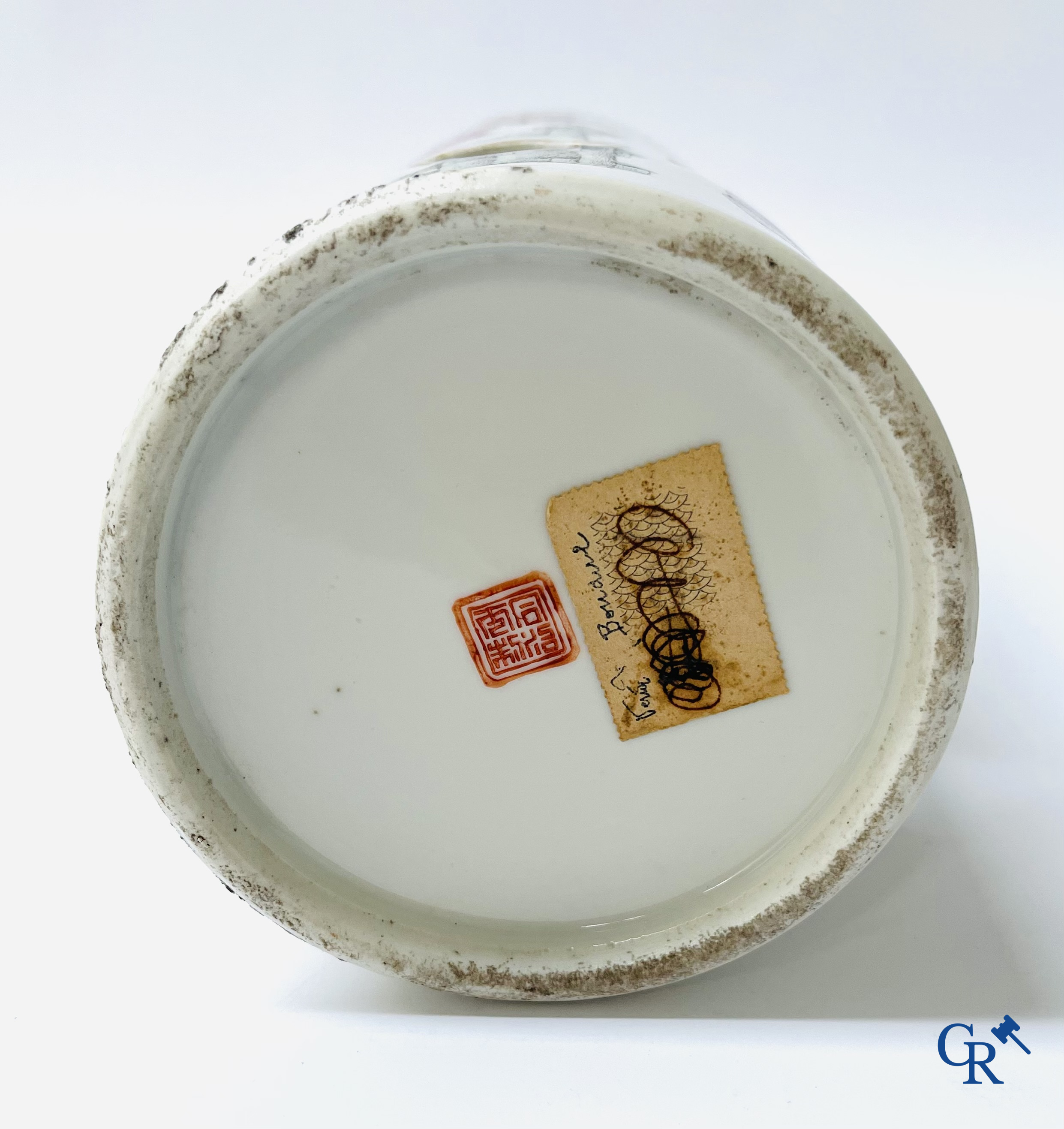 Aziatica, Chinees porselein. Een Chinese famille rose hoeden staander. Gemerkt. 19de eeuw.