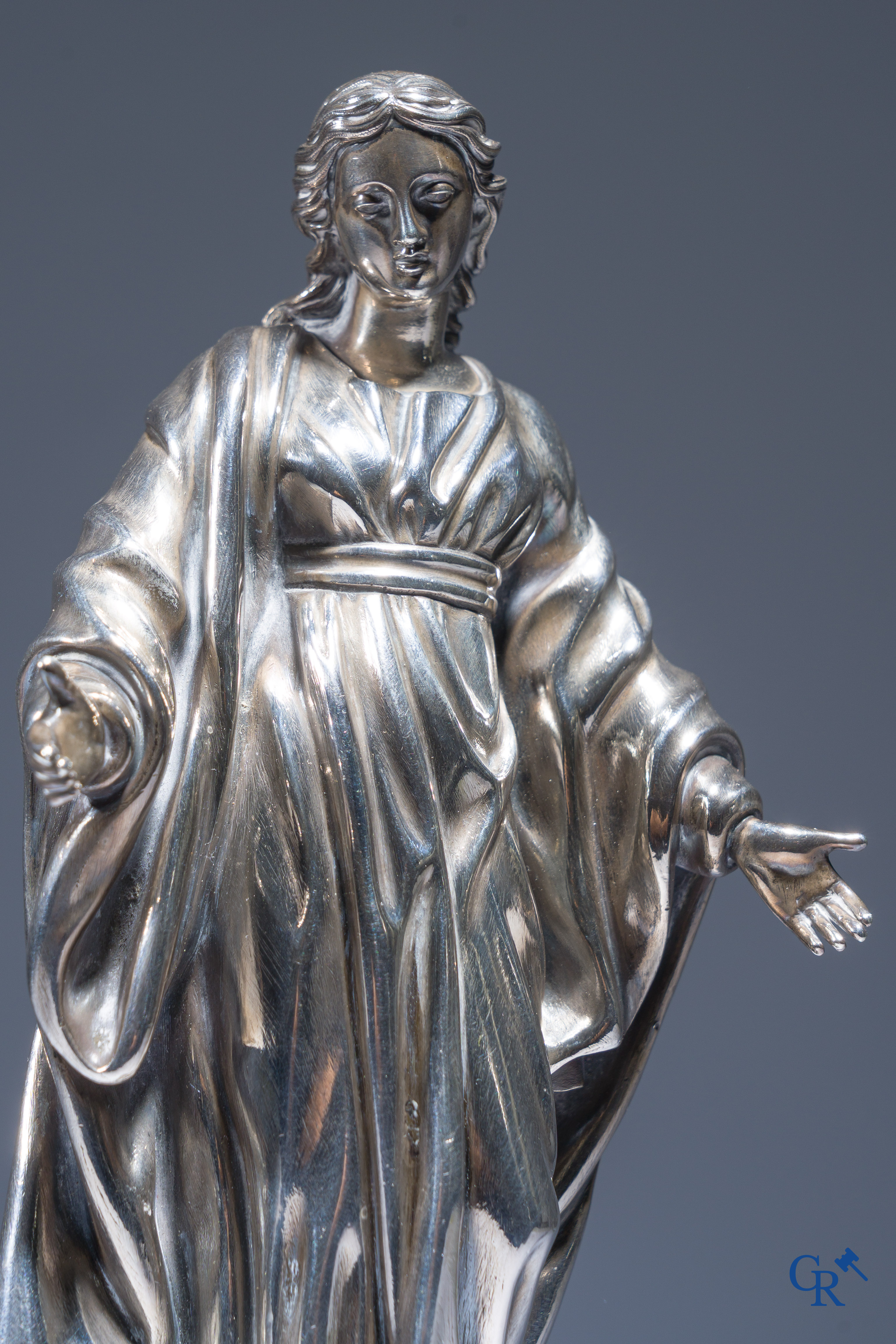 Een zilveren beeld van de Maagd Maria op een zwartgelakte sokkel in perelaar. Keurstempels Vieillard en Cérès.