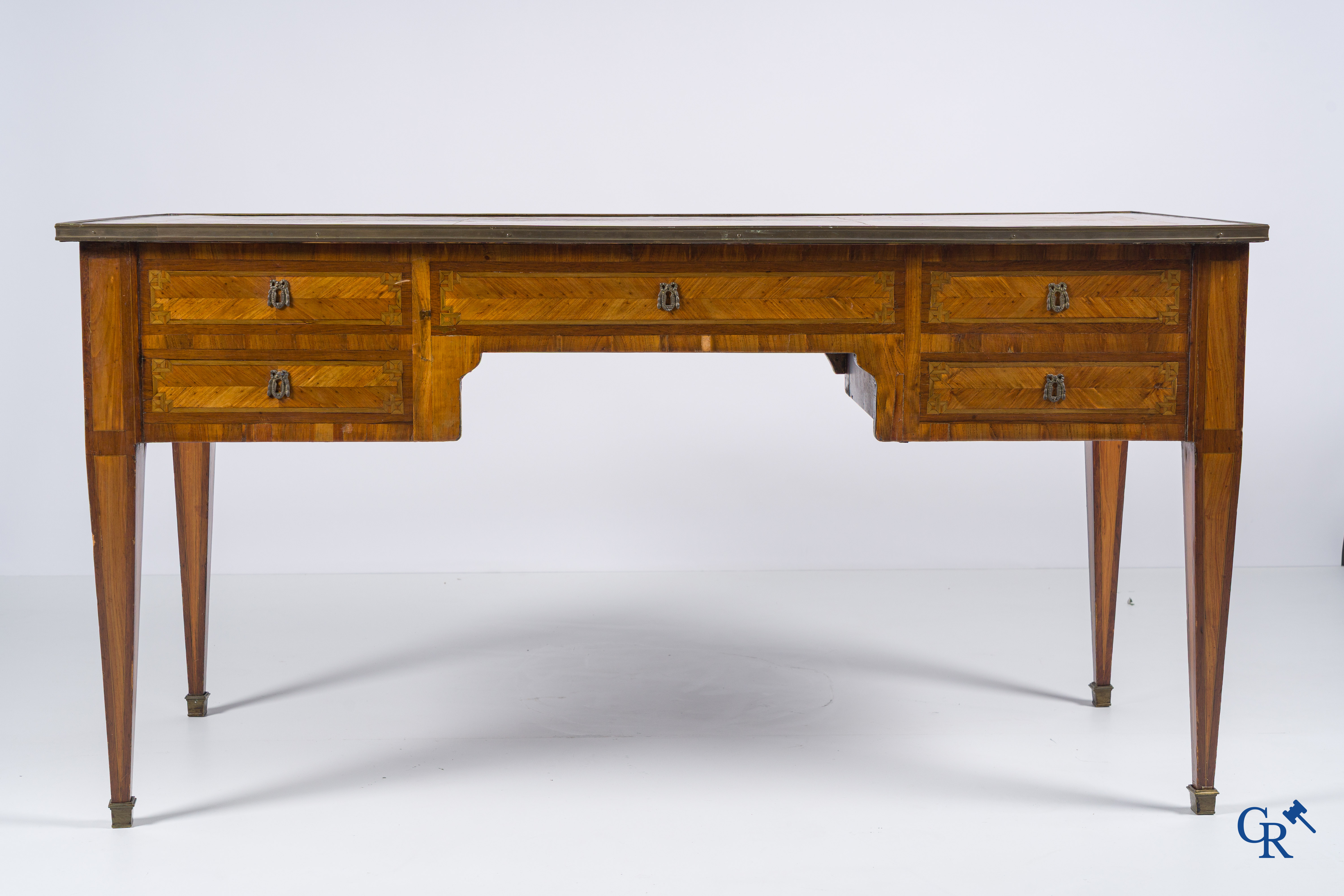 Louis XVI period. Flat desk with 4 drawers in rosewood veneer and marquetry. Late 18th century.
