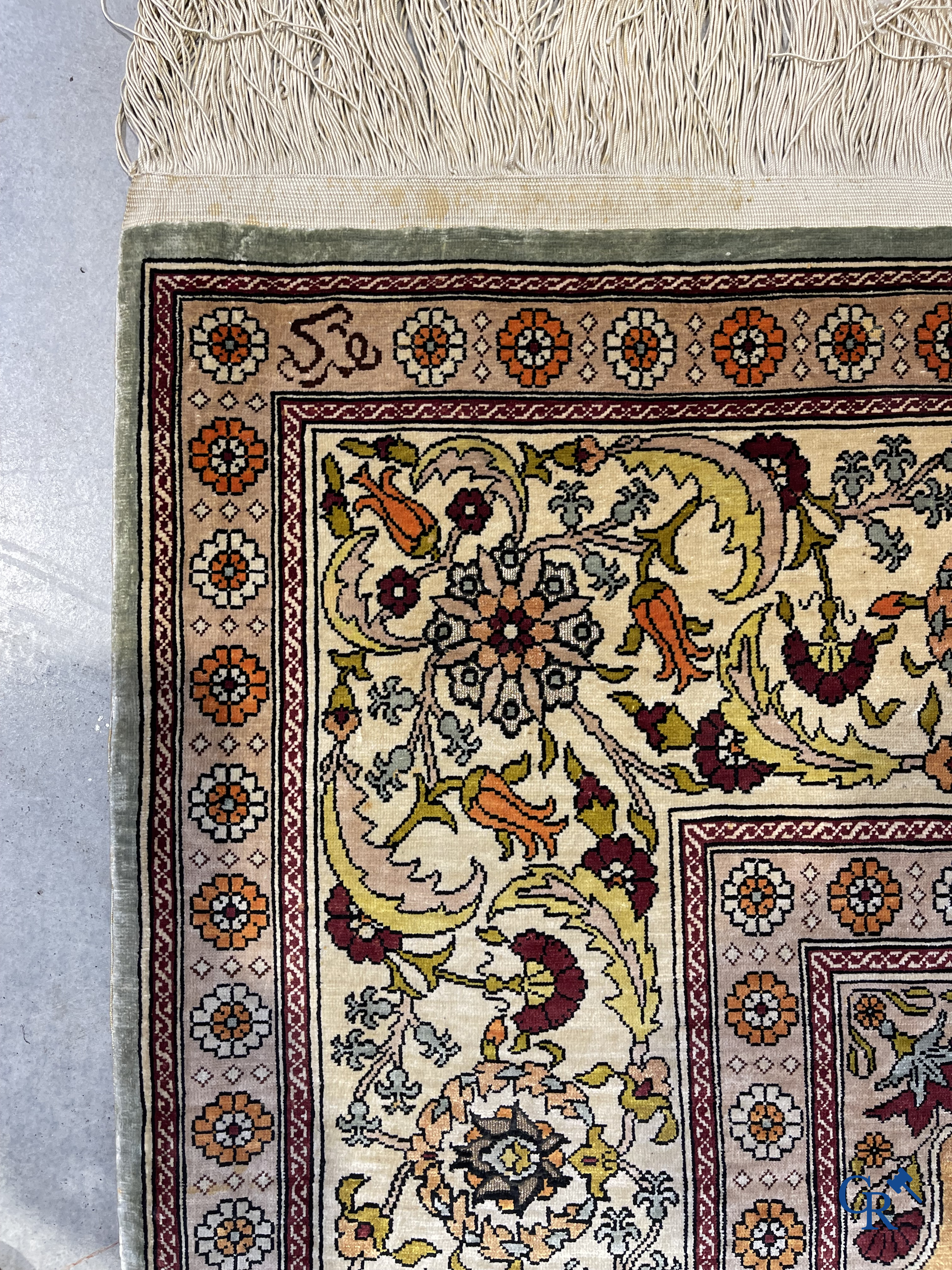 Oosterse tapijten. Een gesigneerd zijden tapijt met geometrisch motief.