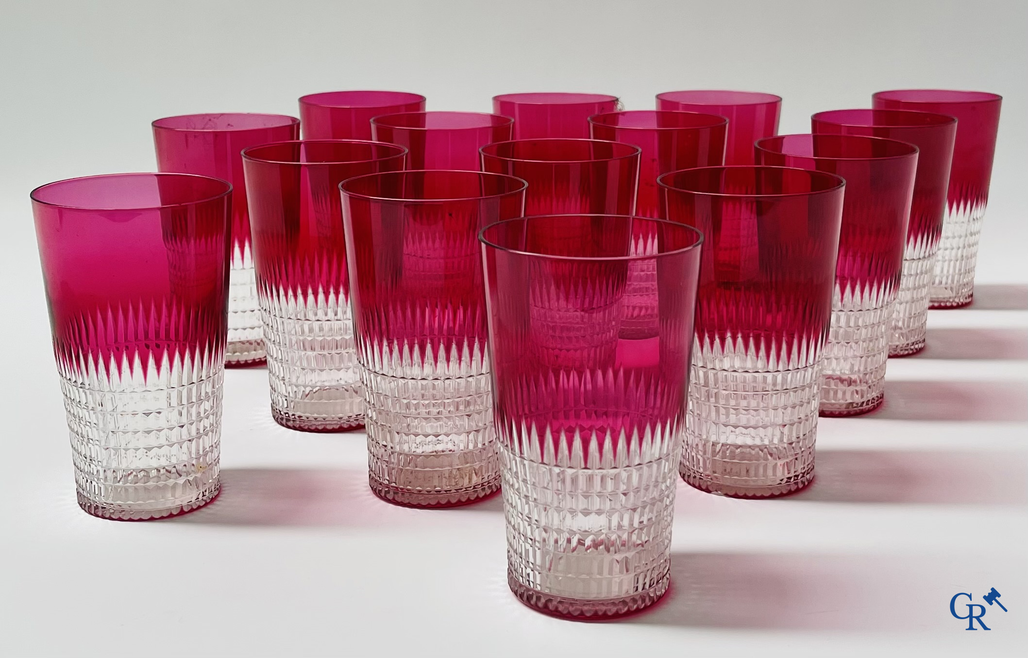 Een uitgebreid servies in rood geslepen kristal, hoogstwaarschijnlijk Val Saint Lambert.