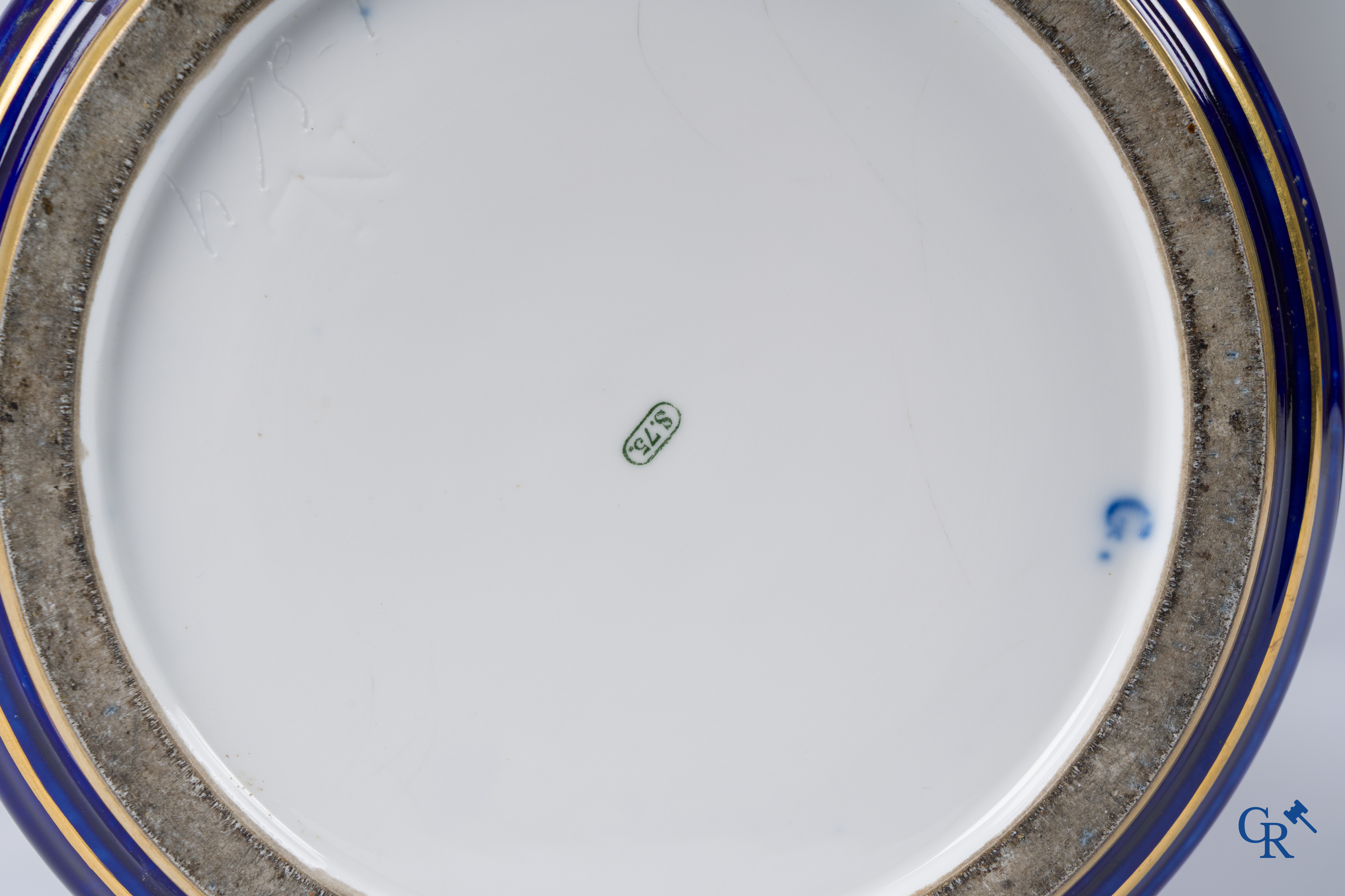 Manufacture Nationale de Sèvres. Important vase, décor en or sur fond bleu.