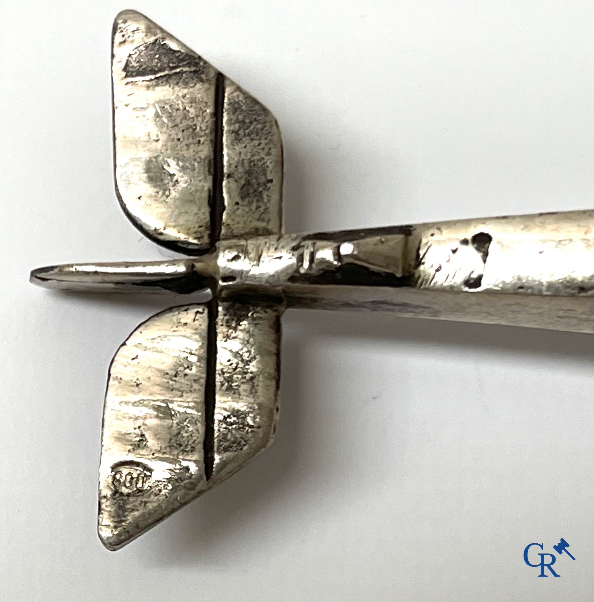 Een miniatuur model van een dubbeldekker vliegtuig in zilver 800°/00. Circa 1930.