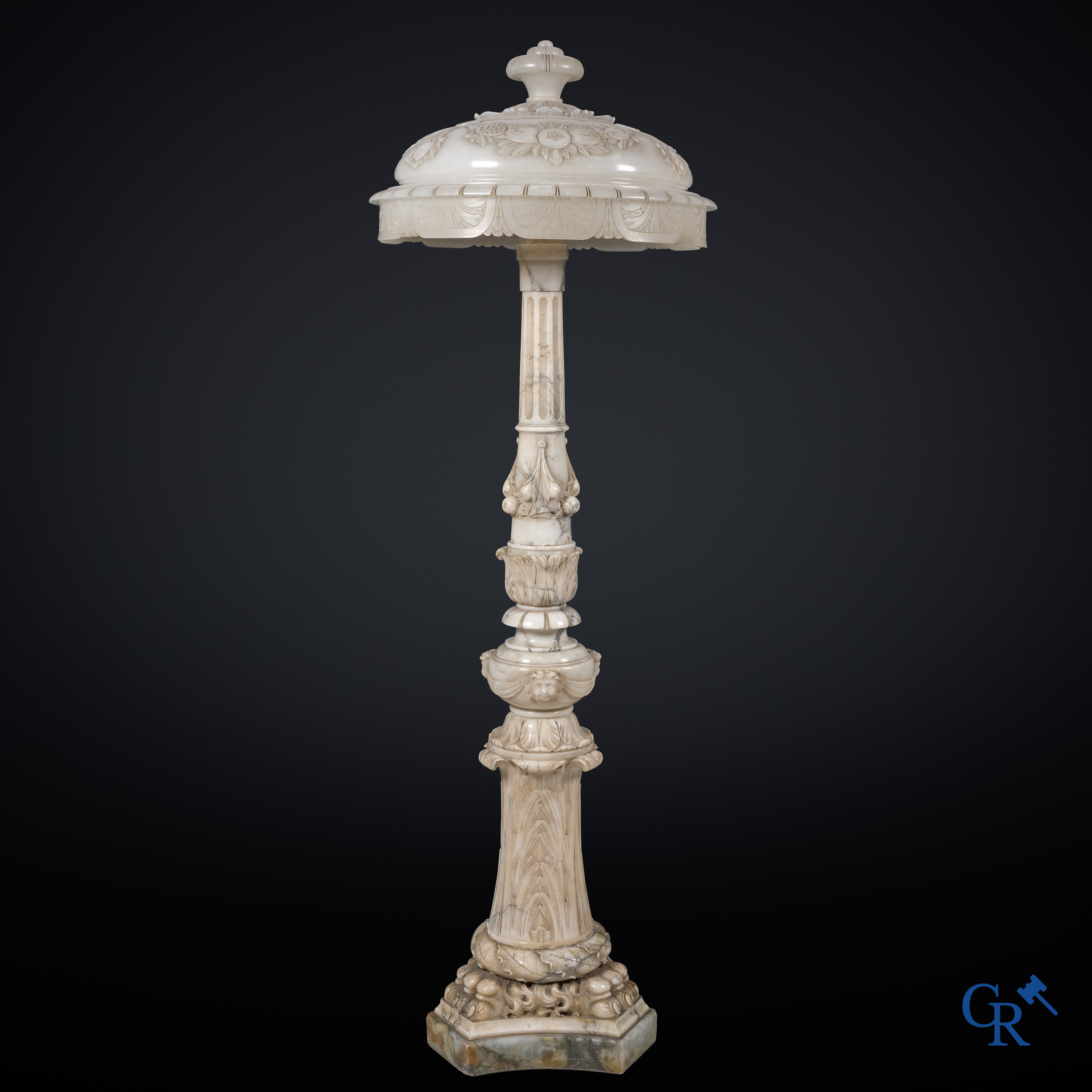 Een staande sierlamp in bewerkt albast. Belle époque periode.