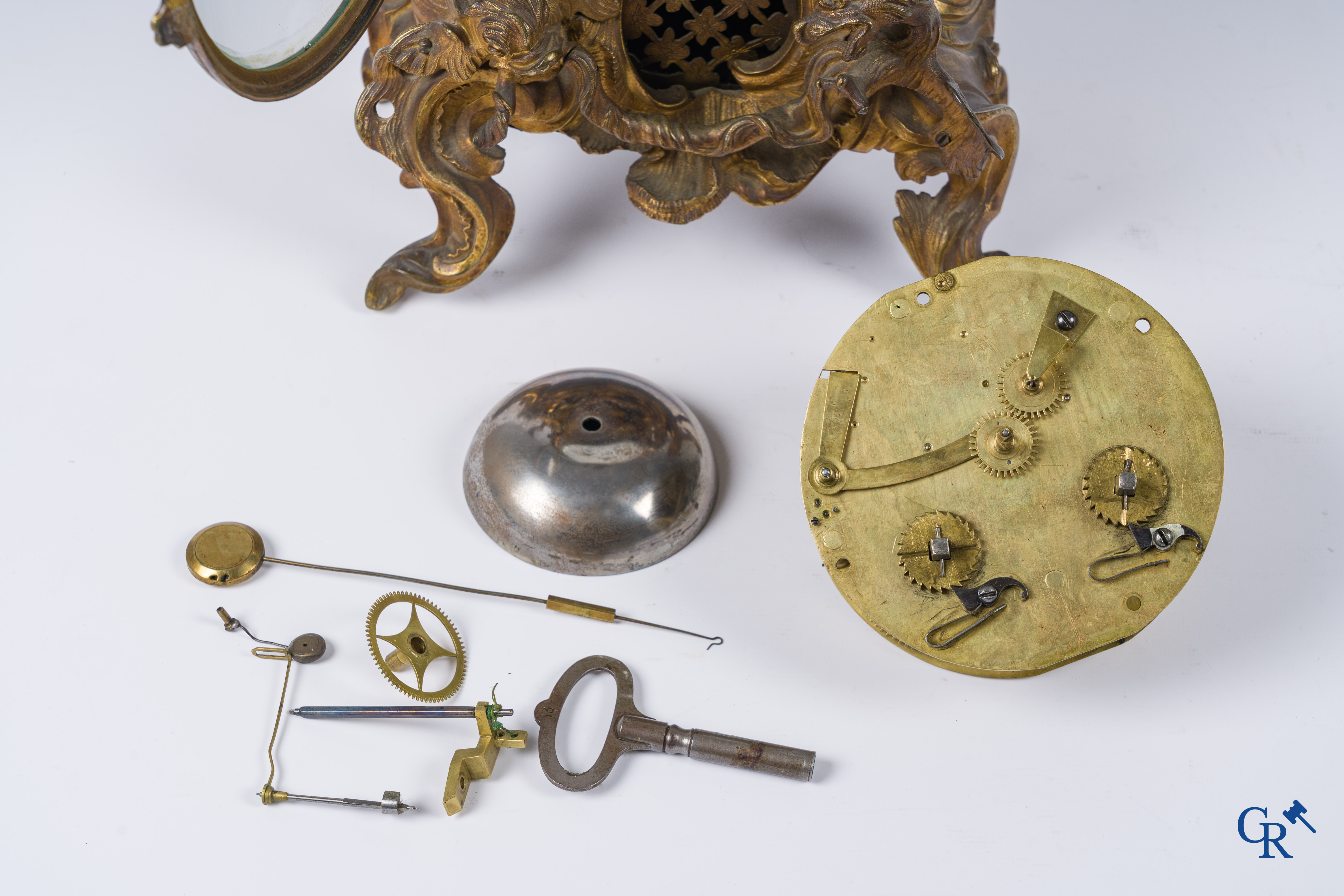 Epoque Louis XV. Pendule LXV en bronze doré orné de Neptune et des animaux marins dans le goût de Charles Cressent.