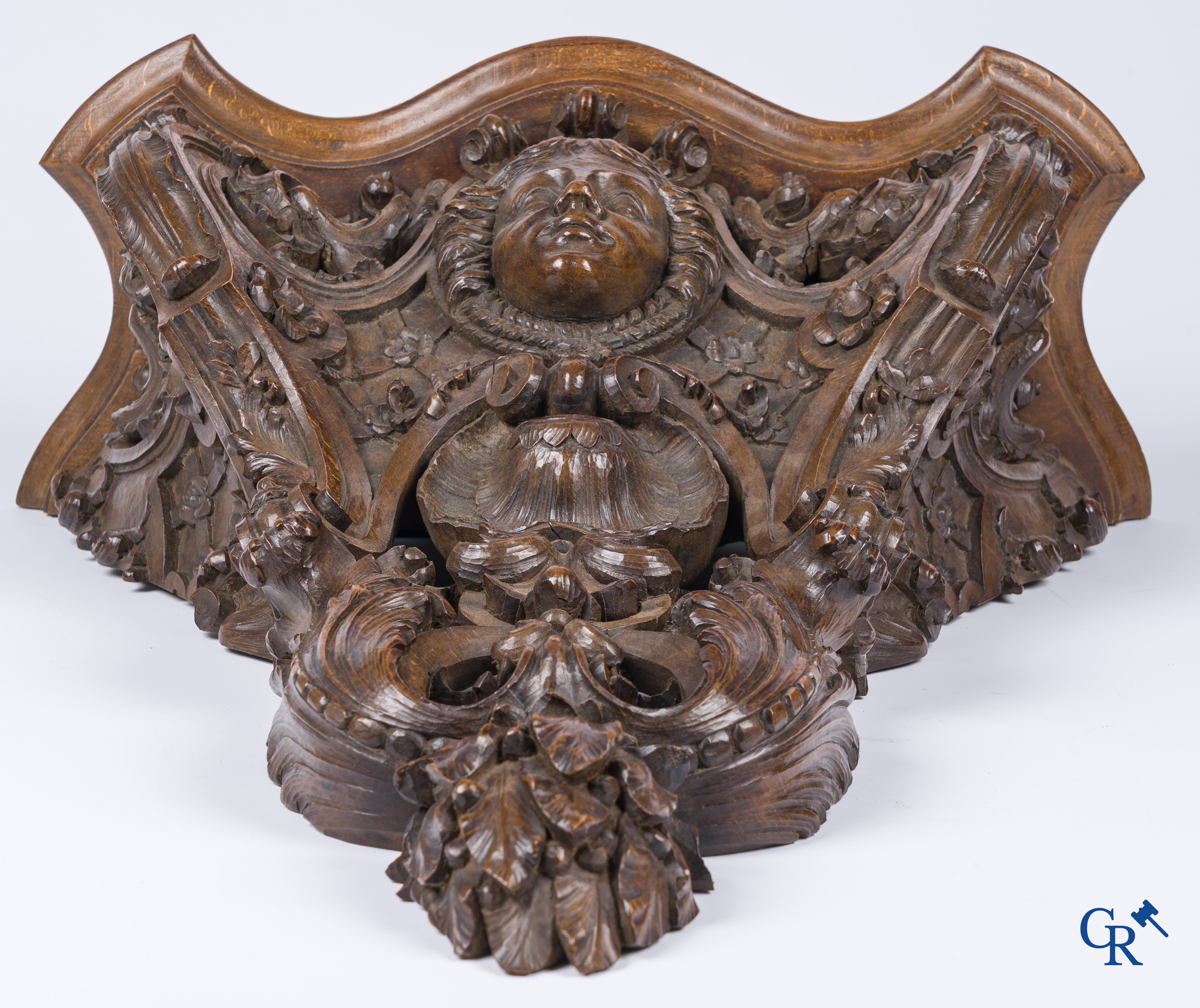 Een rijkelijk gesculpteerde Renaissance-stijl muurconsole in notelaar. 19e eeuw.