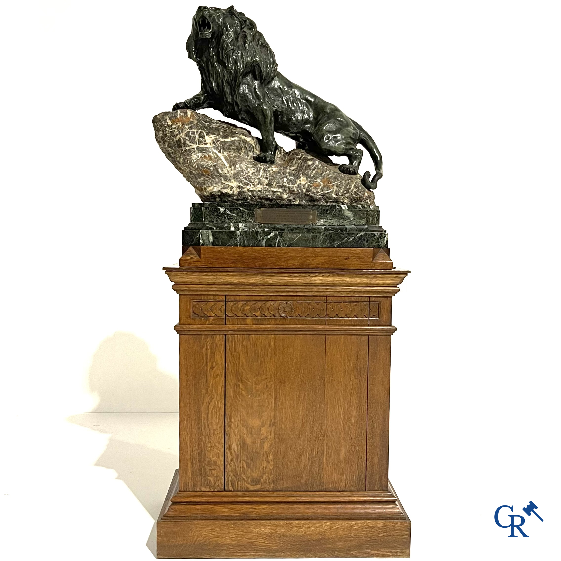 Thomas François Cartier (1879-1936) "Brullende leeuw" Imposante groep in brons en gesteente op een houten sokkel.