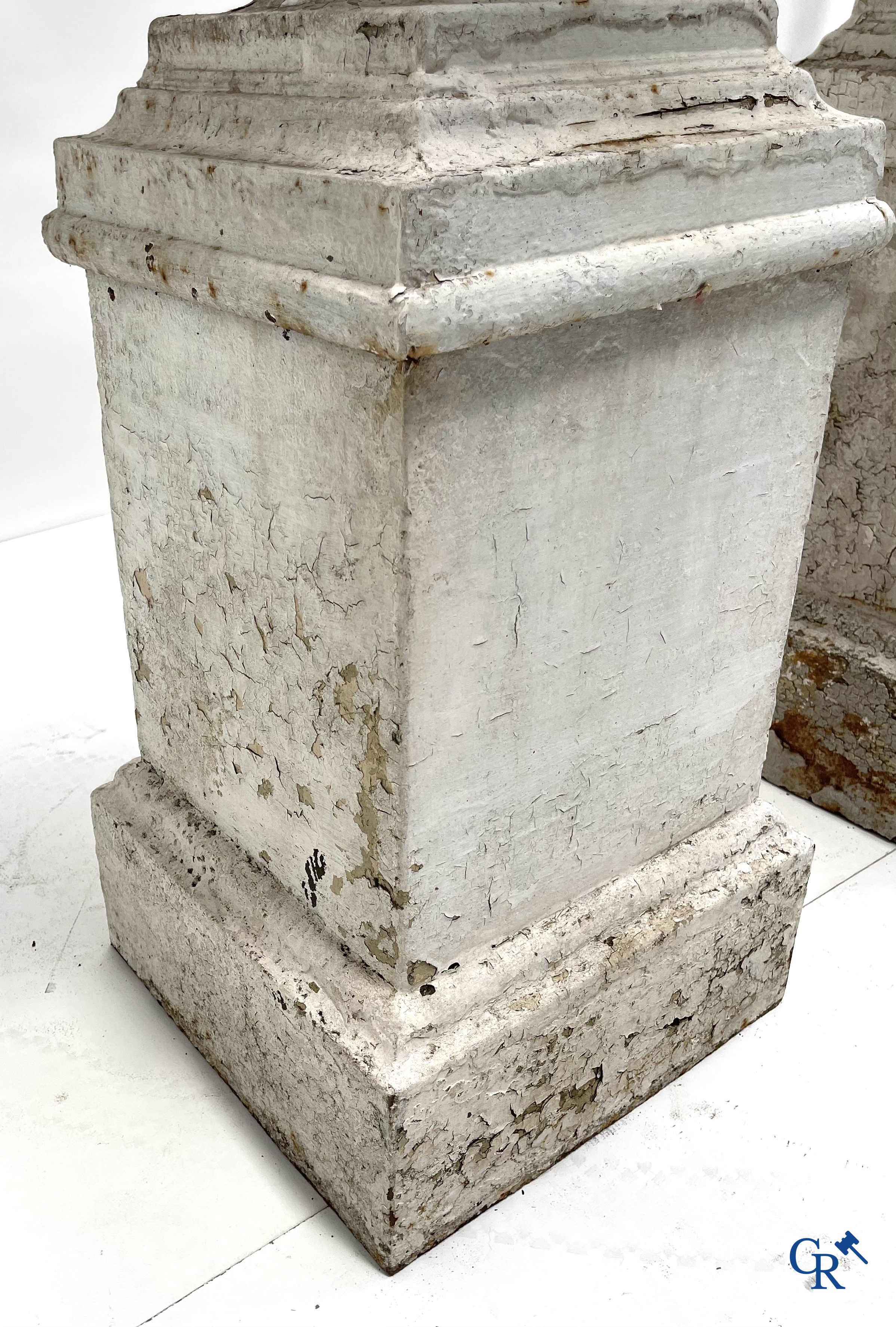 Tuindecoratie. Een paar grote gietijzer tuinvazen op sokkel. Oude patina, 19de eeuw.