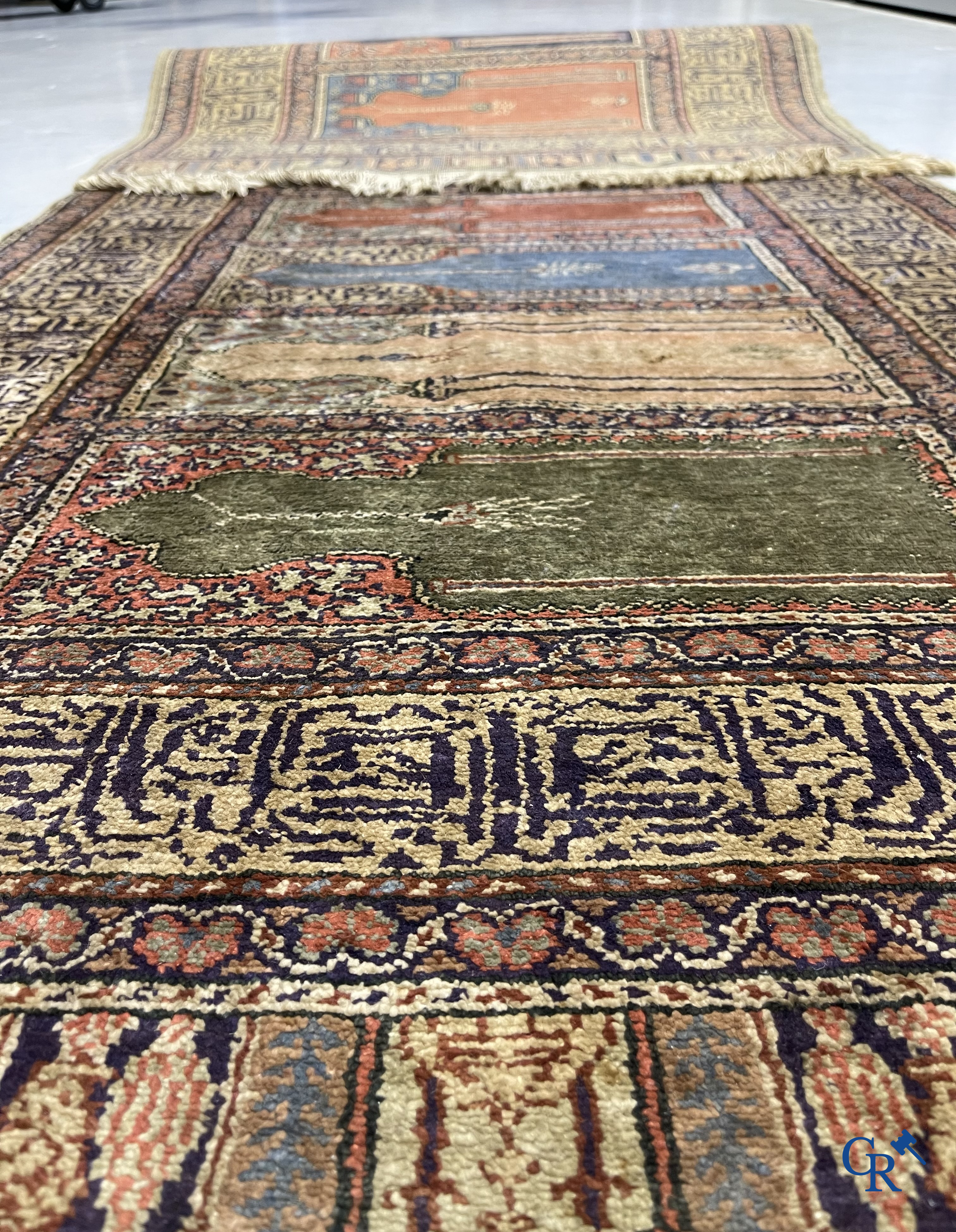 Oosterse tapijten, een antiek handgeknoopt oosters tapijt.