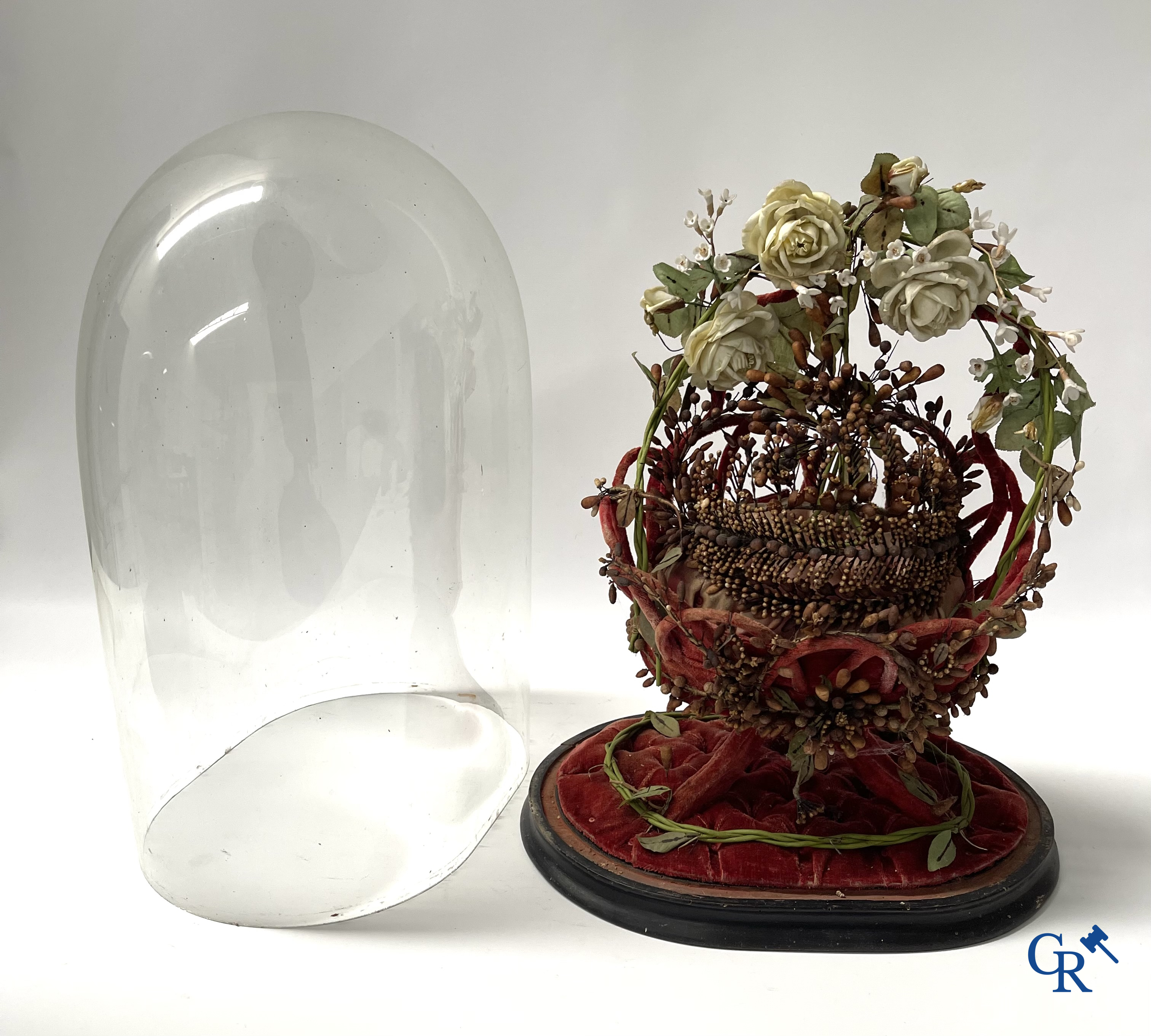 2 globes en verre avec un bouquet de mariage en forme de panier, décorés de fleurs en porcelaine fine. Vers 1900.