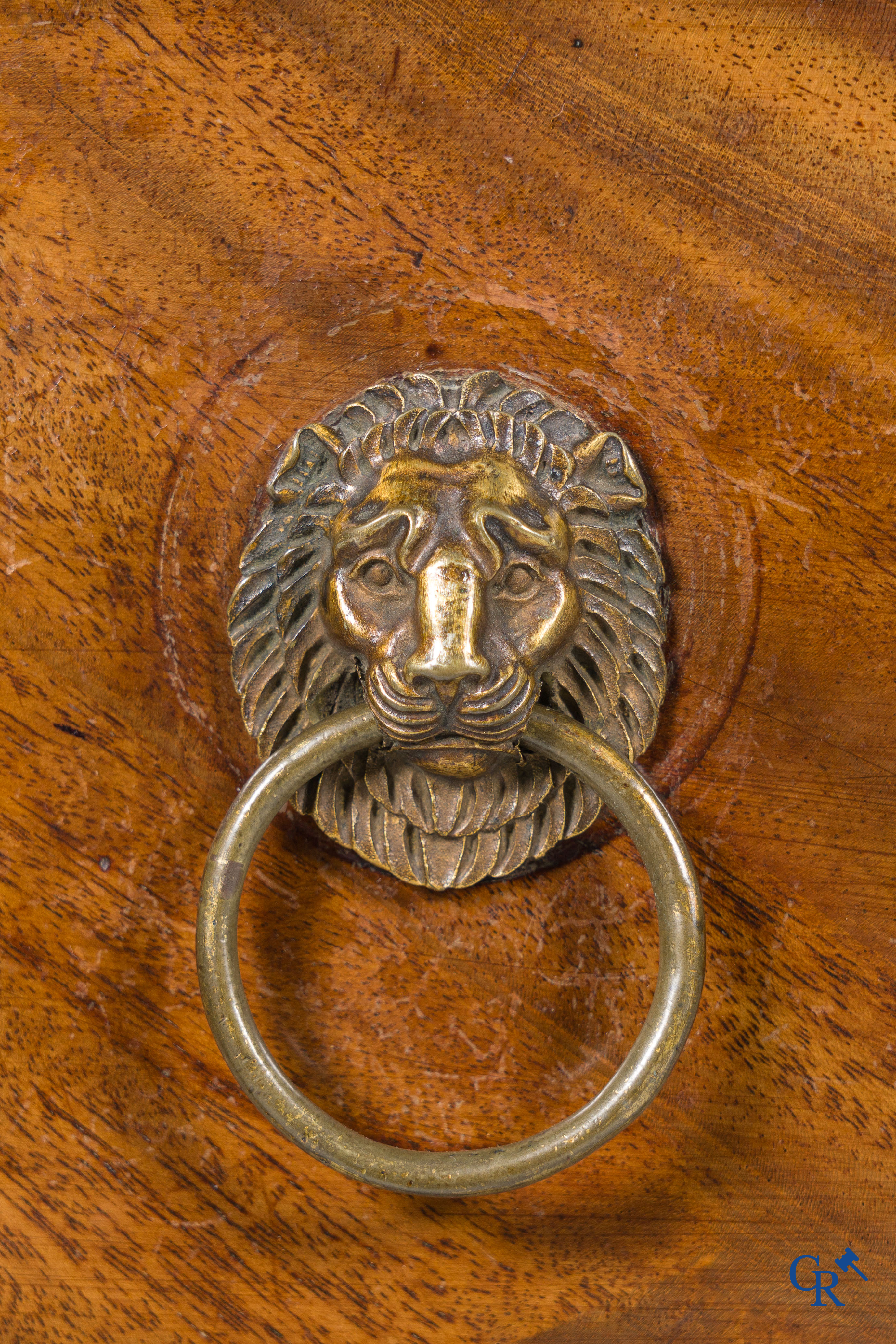 Chapuis, een commode in mahoniehout met fijn geciseleerde bronzen, zogenaamd Retour d'Egypte. Empire.