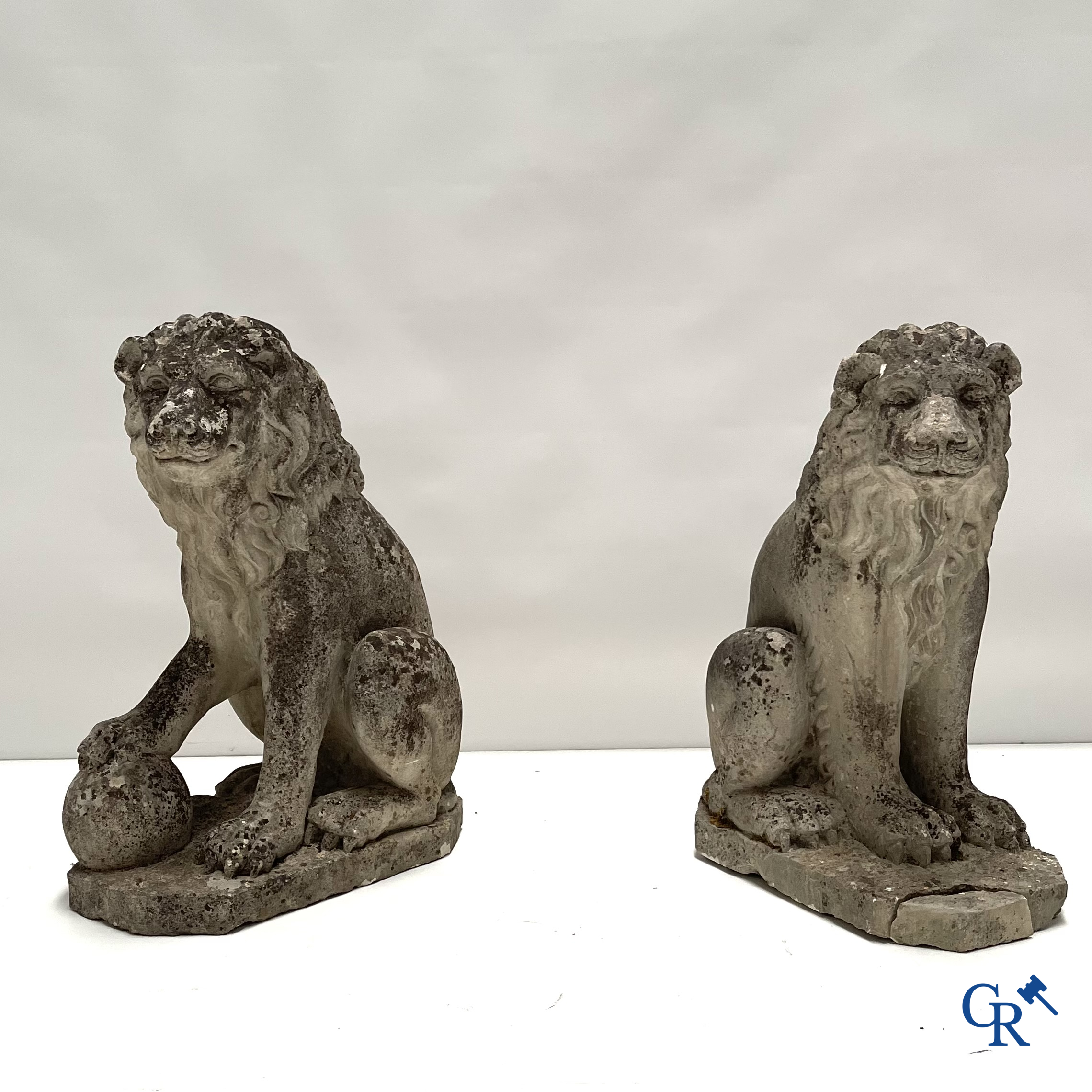 Paire de lions en pierre de sable. France, XVIIIème siècle.