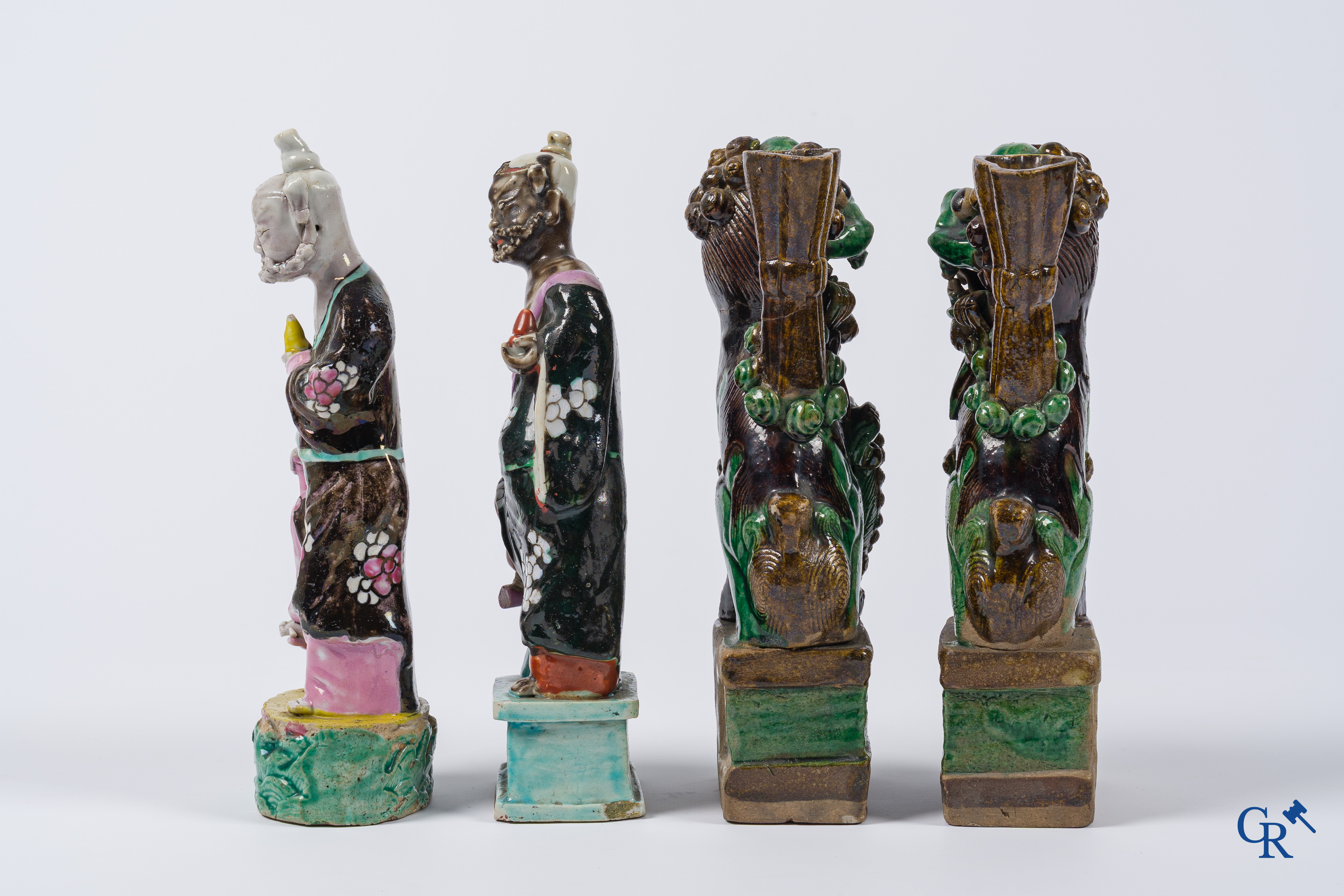 Aziatica, Een kavel met 2 Chinese porselein famille rose figuren en een paar boeddhistische leeuwen. 18e-19e eeuw.