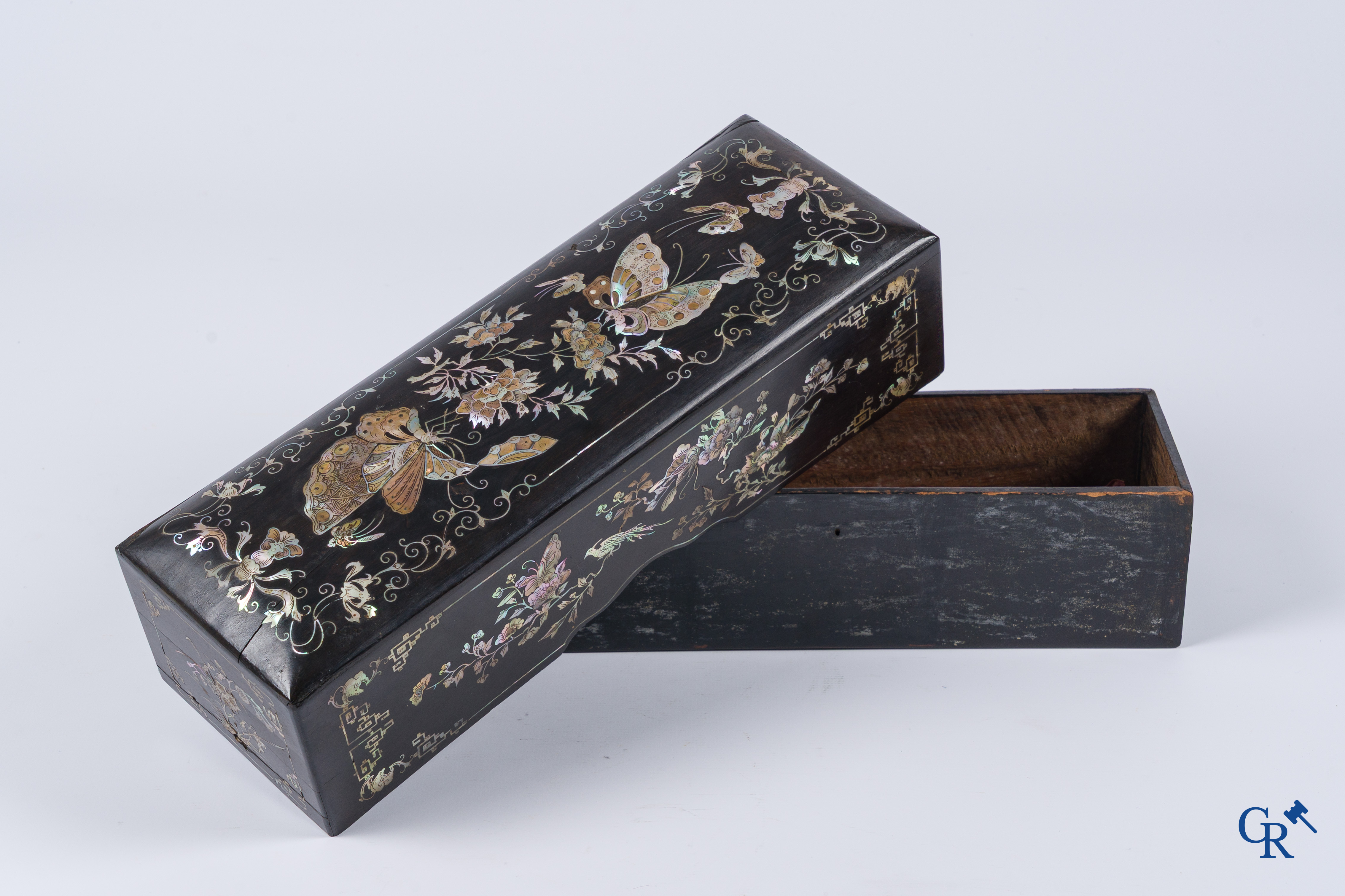 Aziatica, een Vietnamese met parelmoer ingelegde houten dekseldoos. 19e eeuw.