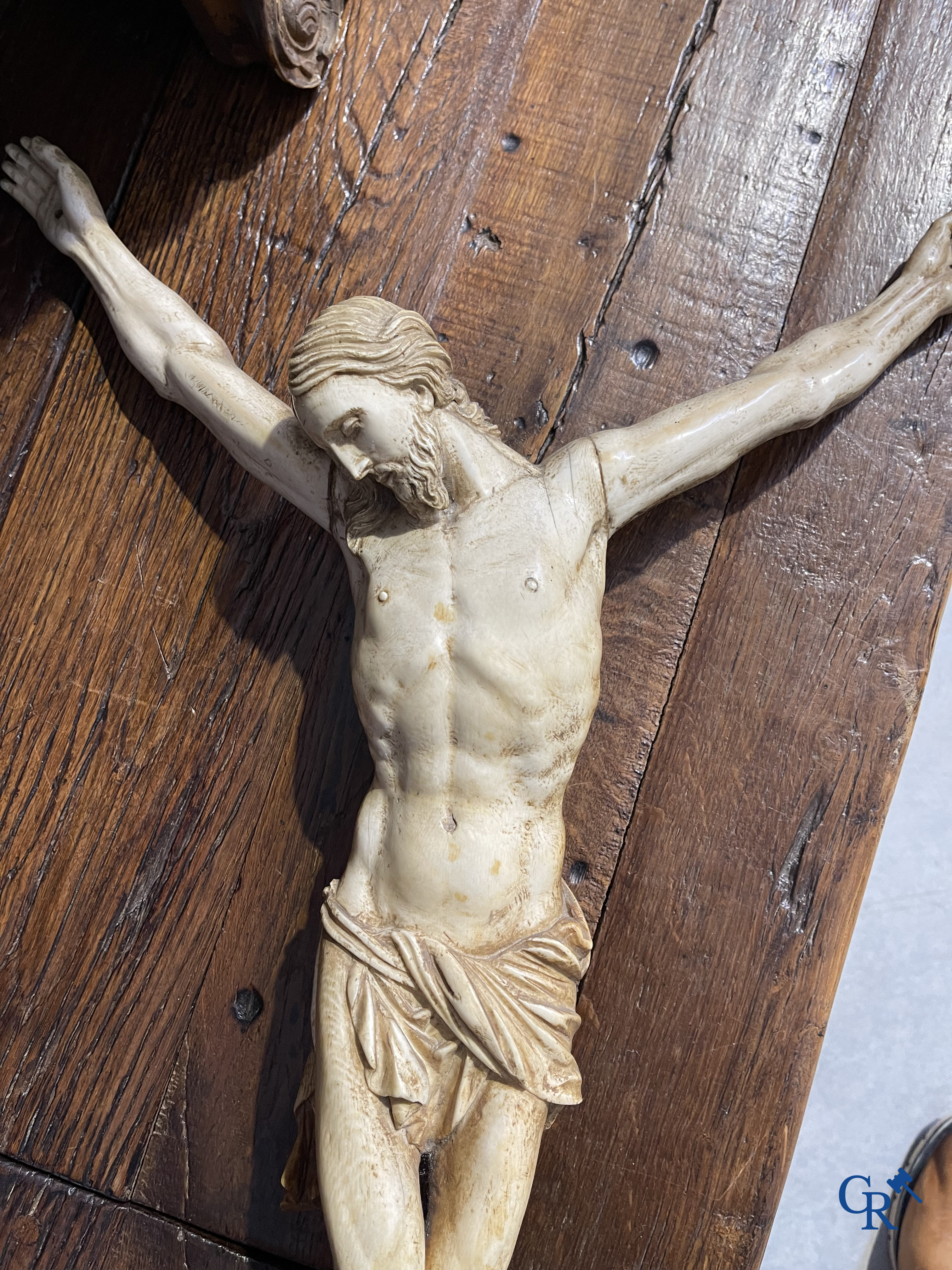 Religieuze objecten, een grote corpus in gesneden ivoor. Europees werk. 18e-19e eeuw.