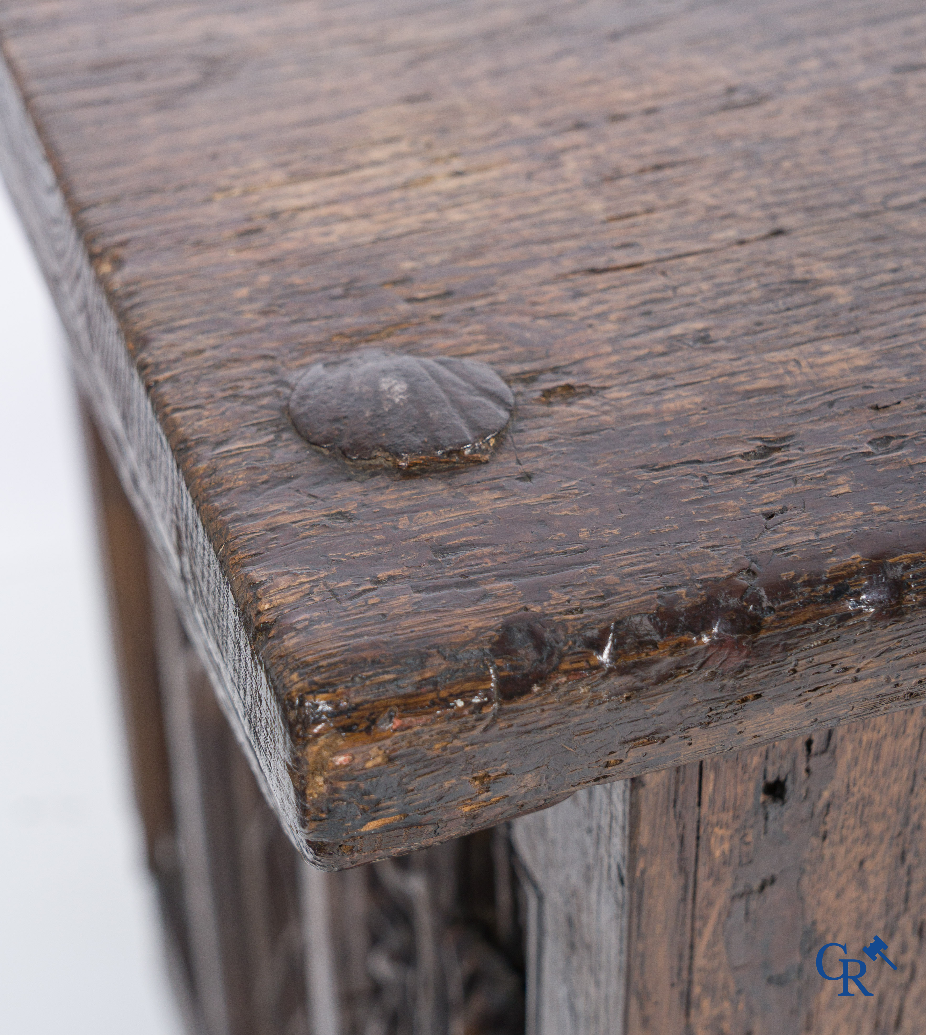Gotiek. Een Gotische eikenhouten gesculpteerde koffer met zijn slotwerk in smeedijzer. 2de helft 15e eeuw.