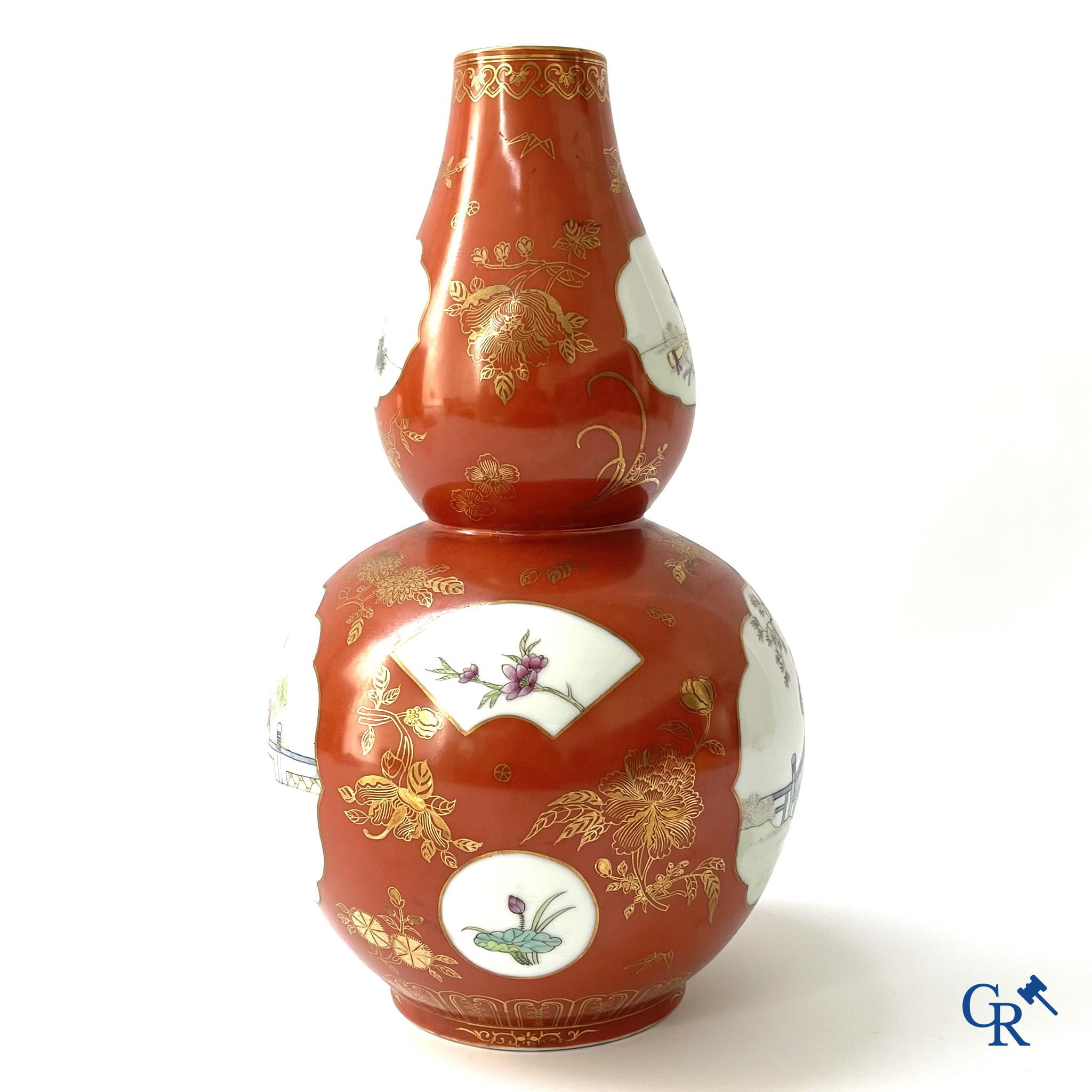 Aziatica, Chinees porselein. Een Chinese vaas met personages. Met zegelmerk. 20ste eeuw.