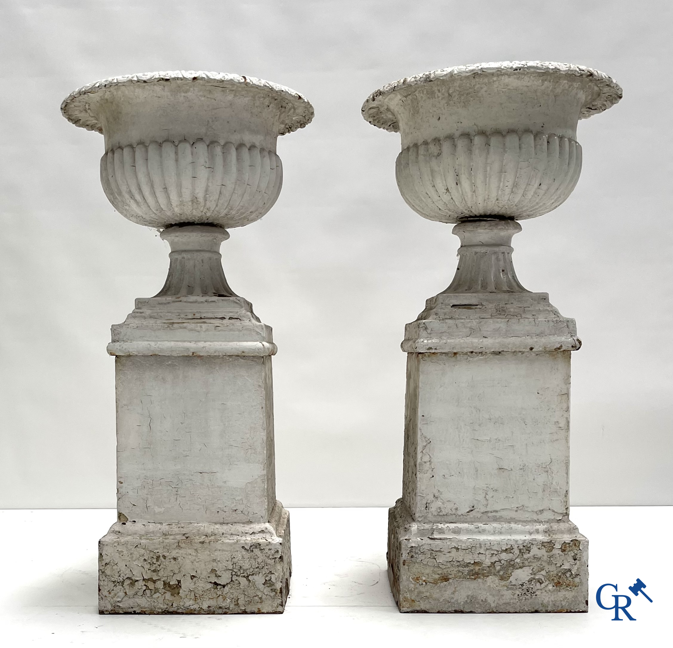 Tuindecoratie. Een paar grote gietijzer tuinvazen op sokkel. Oude patina, 19de eeuw.