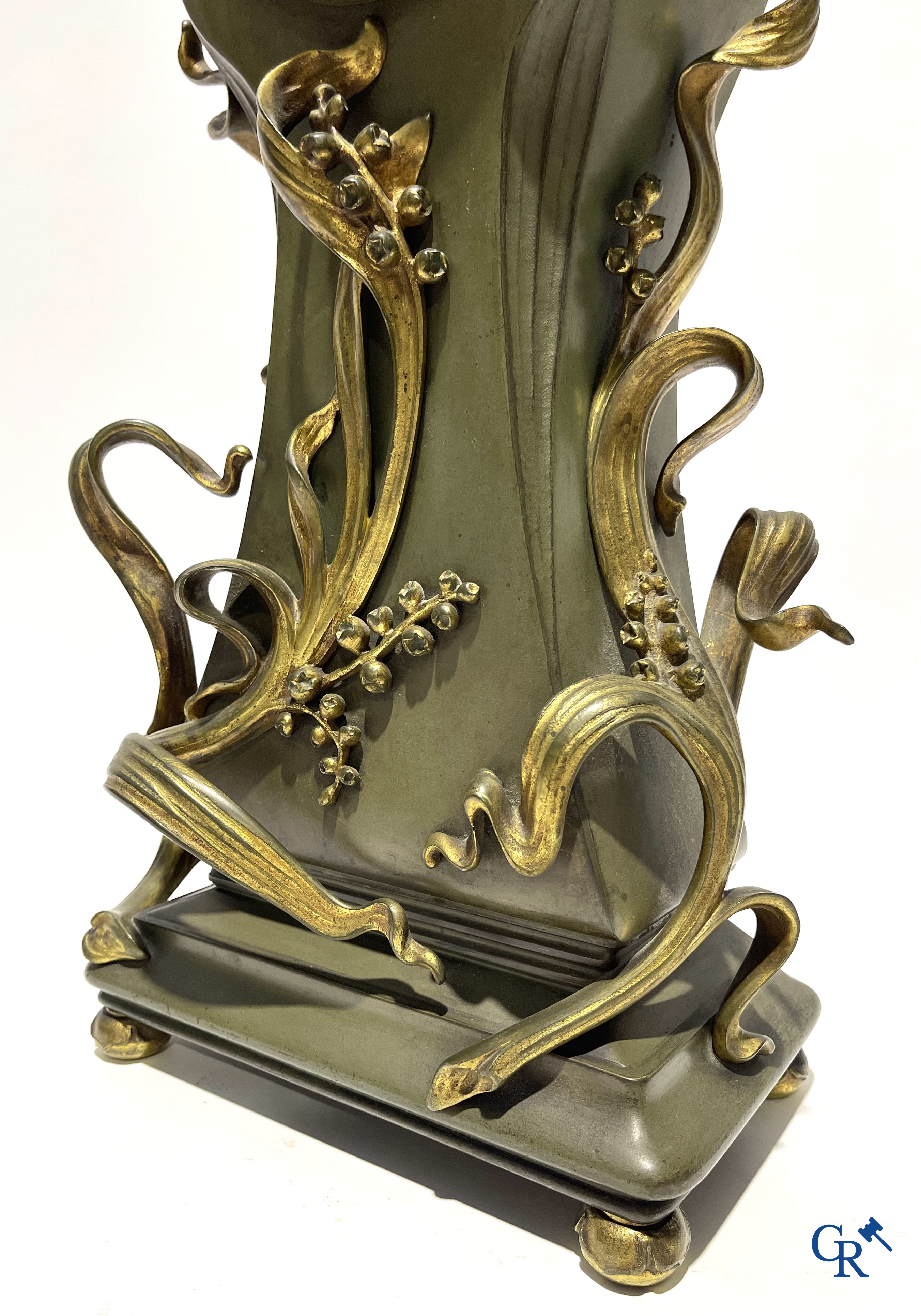 Art Nouveau, een 3-delige bronzen schouwgarnituur in Jugendstil. Circa 1900.