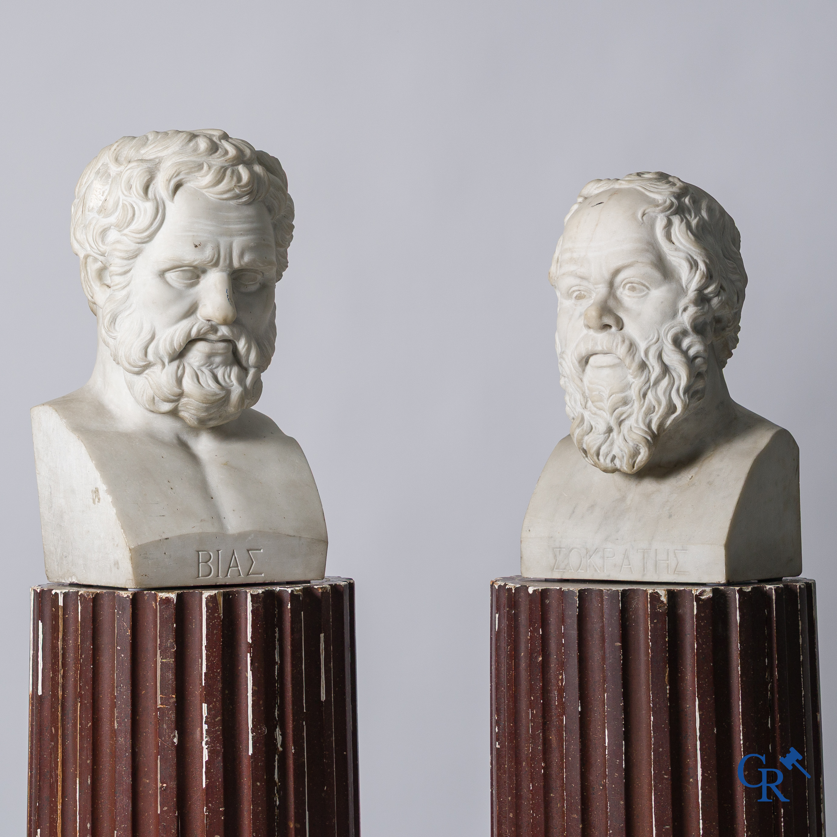 2 imposante bustes in witte marmer van de Griekse filosoof Socrates en de Griekse wijze Bias van Priëne. 18e-19e eeuw.