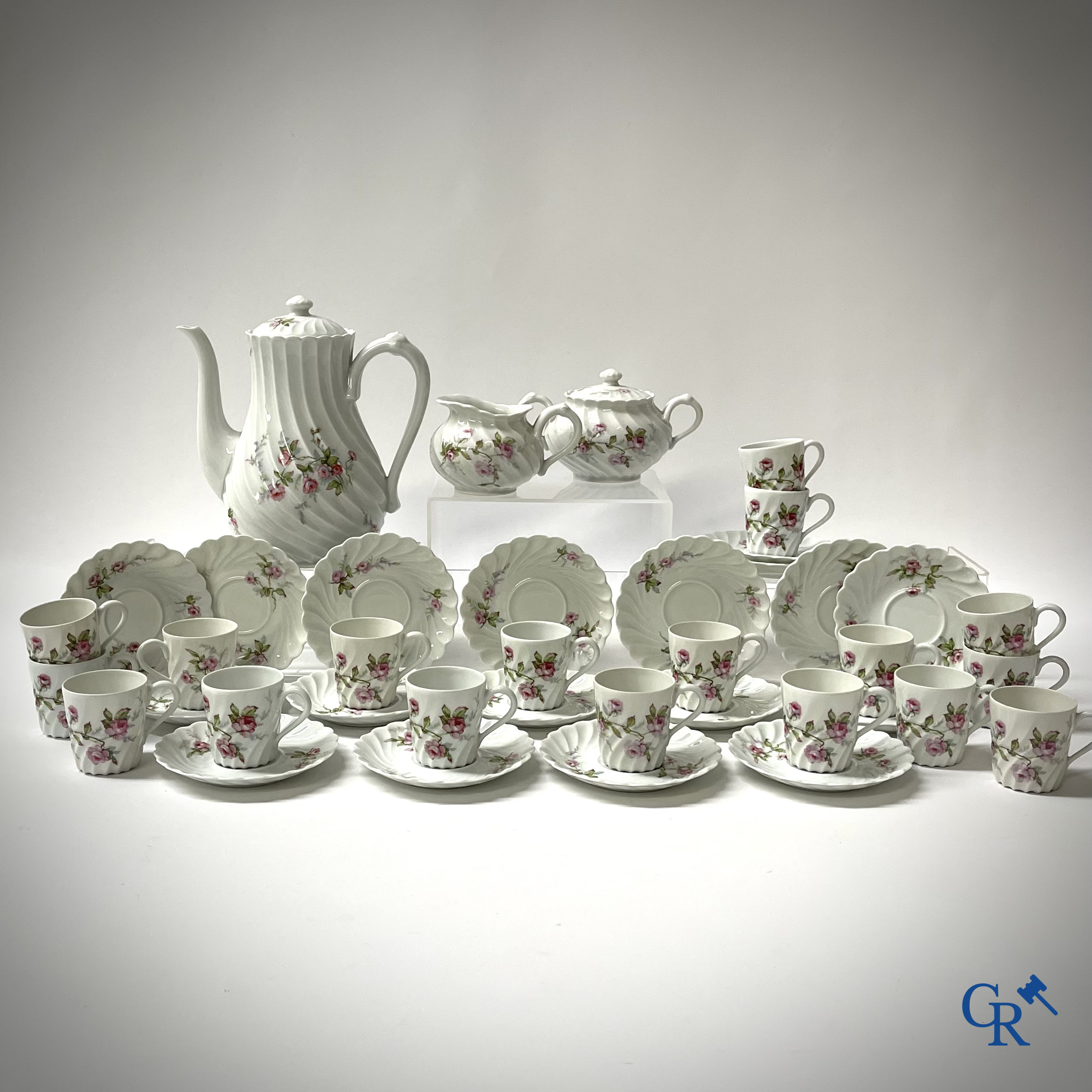 Haviland Limoges. Een uitgebreid handgeschilderd koffieservies in Frans porselein. Circa 1900.