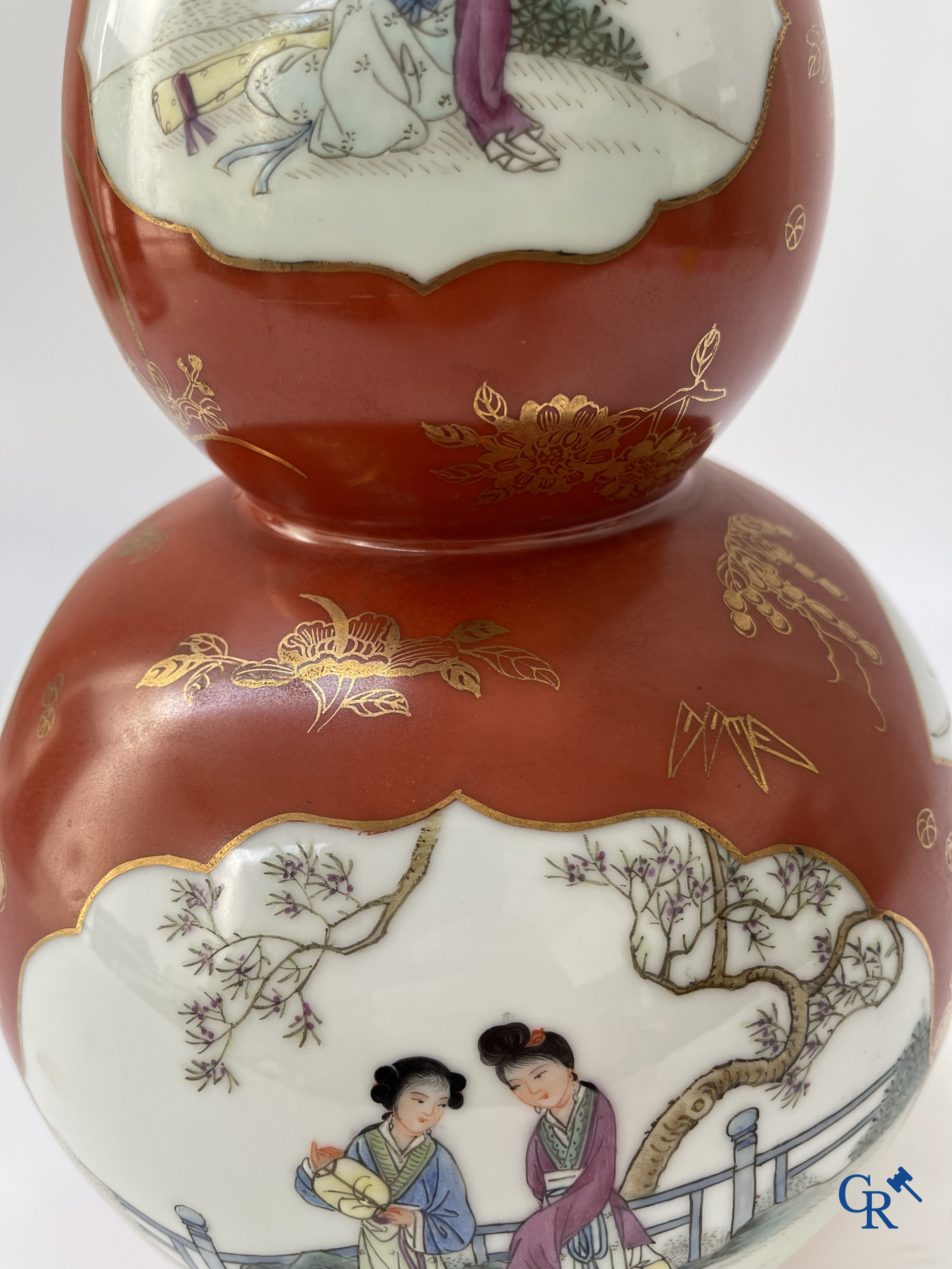 Aziatica, Chinees porselein. Een Chinese vaas met personages. Met zegelmerk. 20ste eeuw.