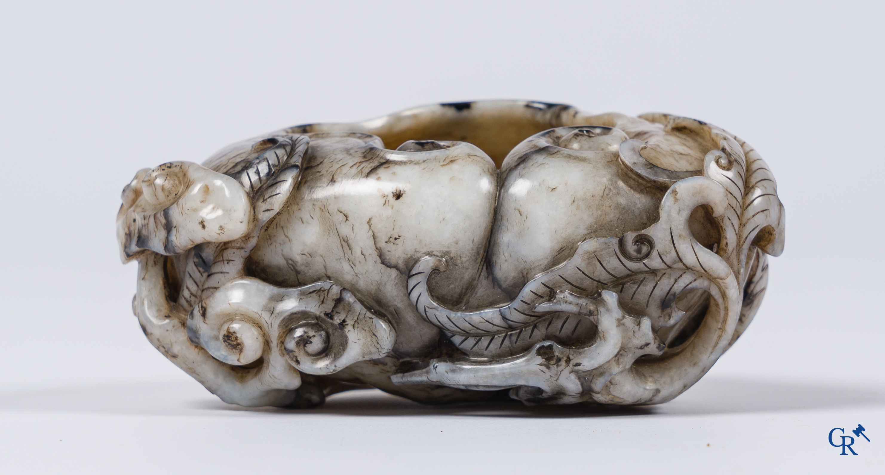 Aziatica. Een Chinese grijze en bruine jade penseelwasser of brush washer.