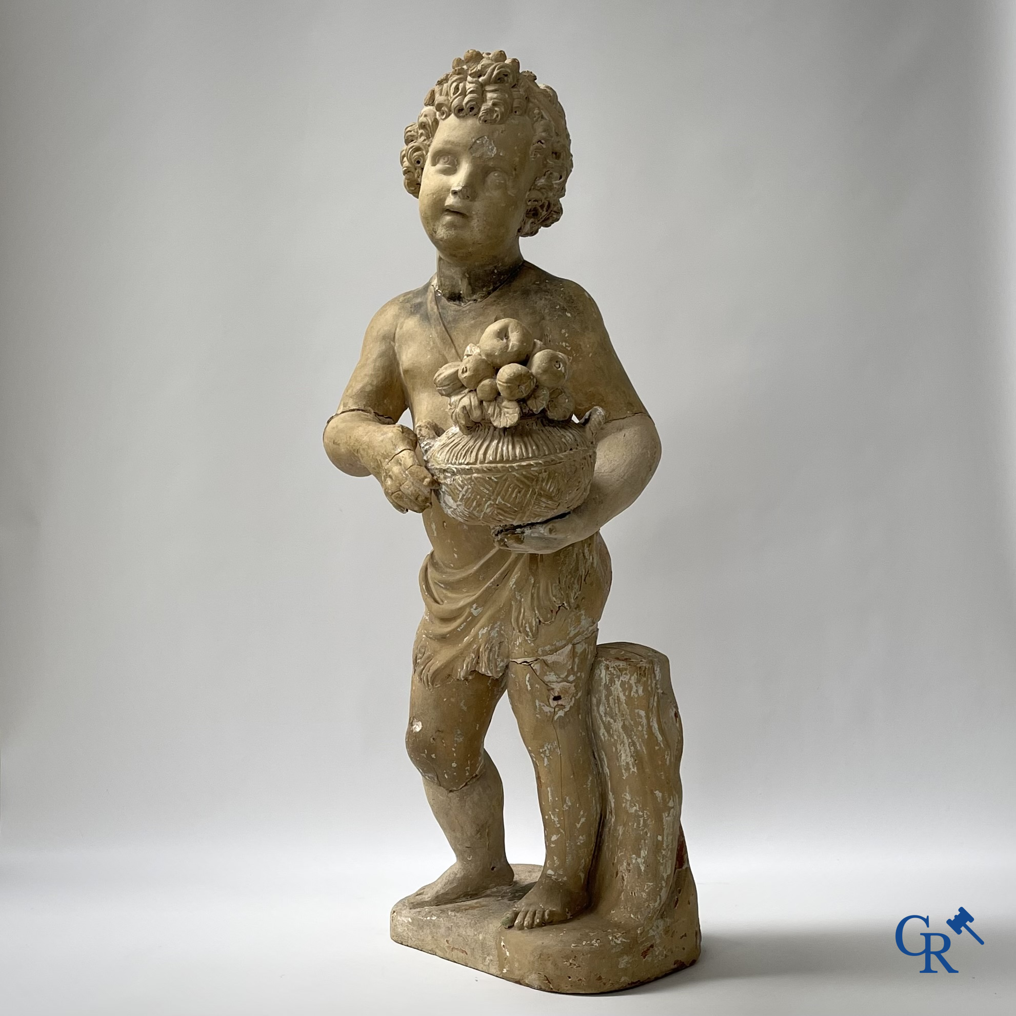 Antiek tuinbeeld. Een engel met bloemenmand in terra cotta. Eind 18e eeuw.