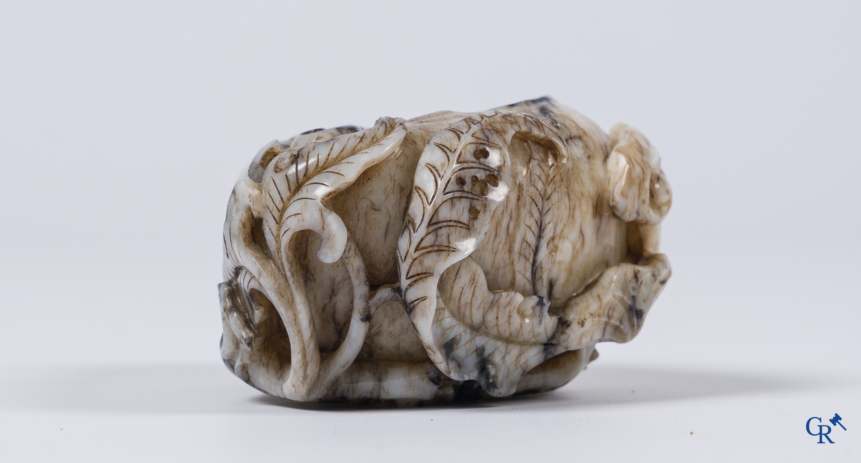 Aziatica. Een Chinese grijze en bruine jade penseelwasser of brush washer.