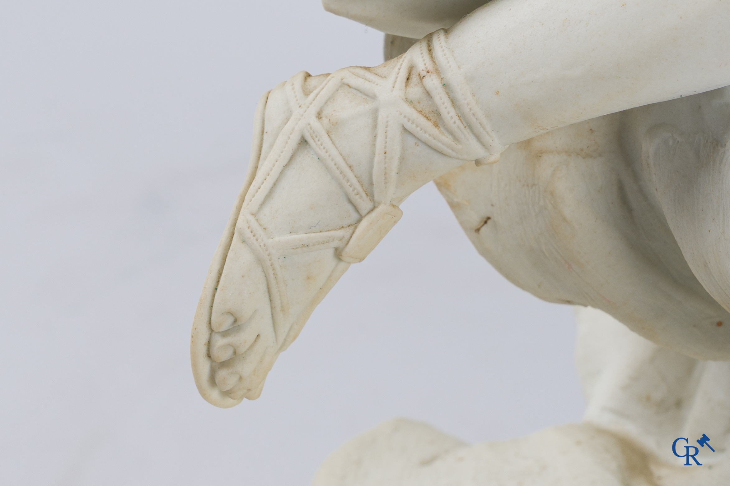 Louis-Simon Boizot "Minerve protégeant l'Etude et foudroyant la Paresse." Witte biscuit van Niderviller. Eind 18e eeuw.