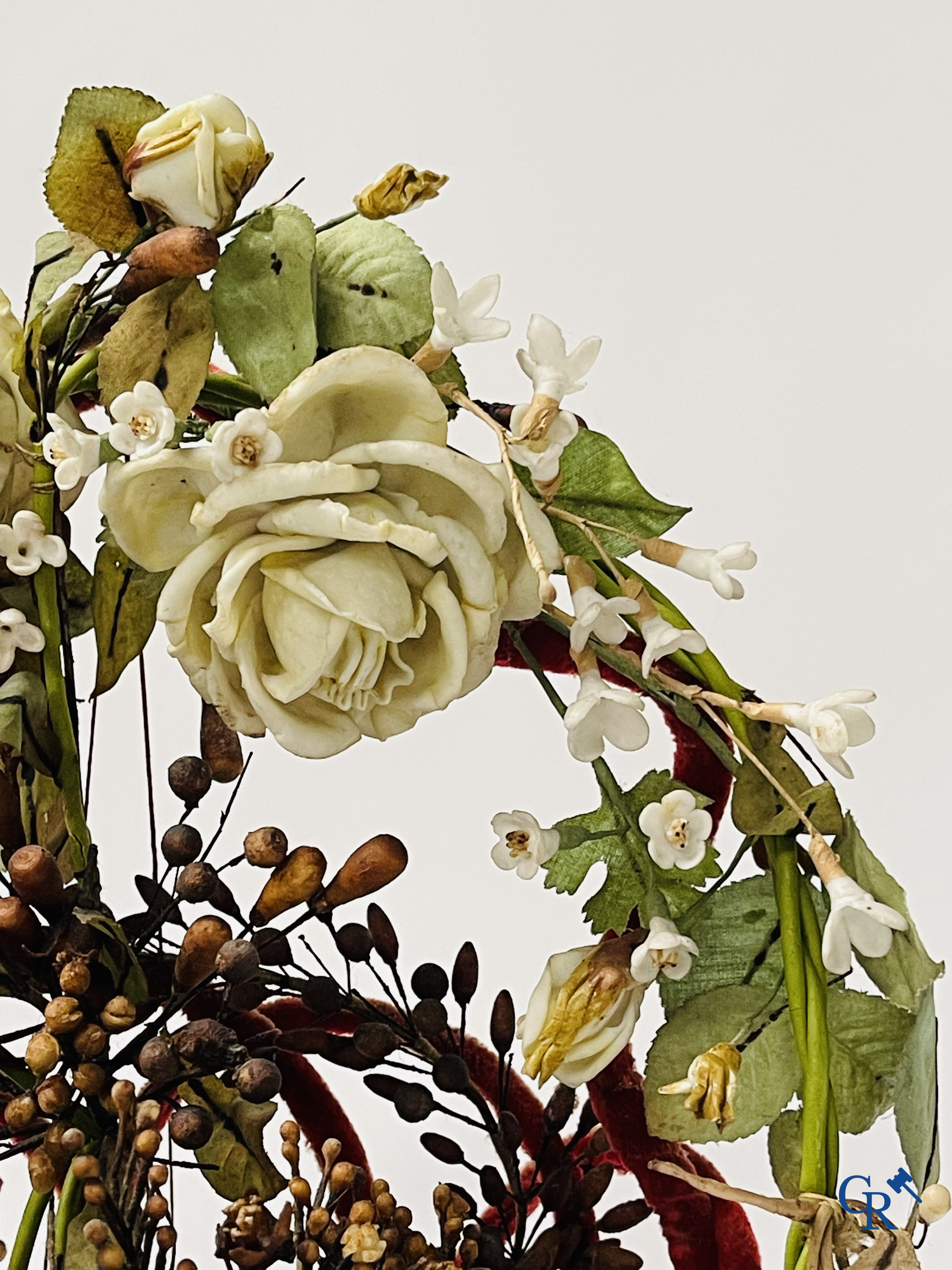 2 globes en verre avec un bouquet de mariage en forme de panier, décorés de fleurs en porcelaine fine. Vers 1900.