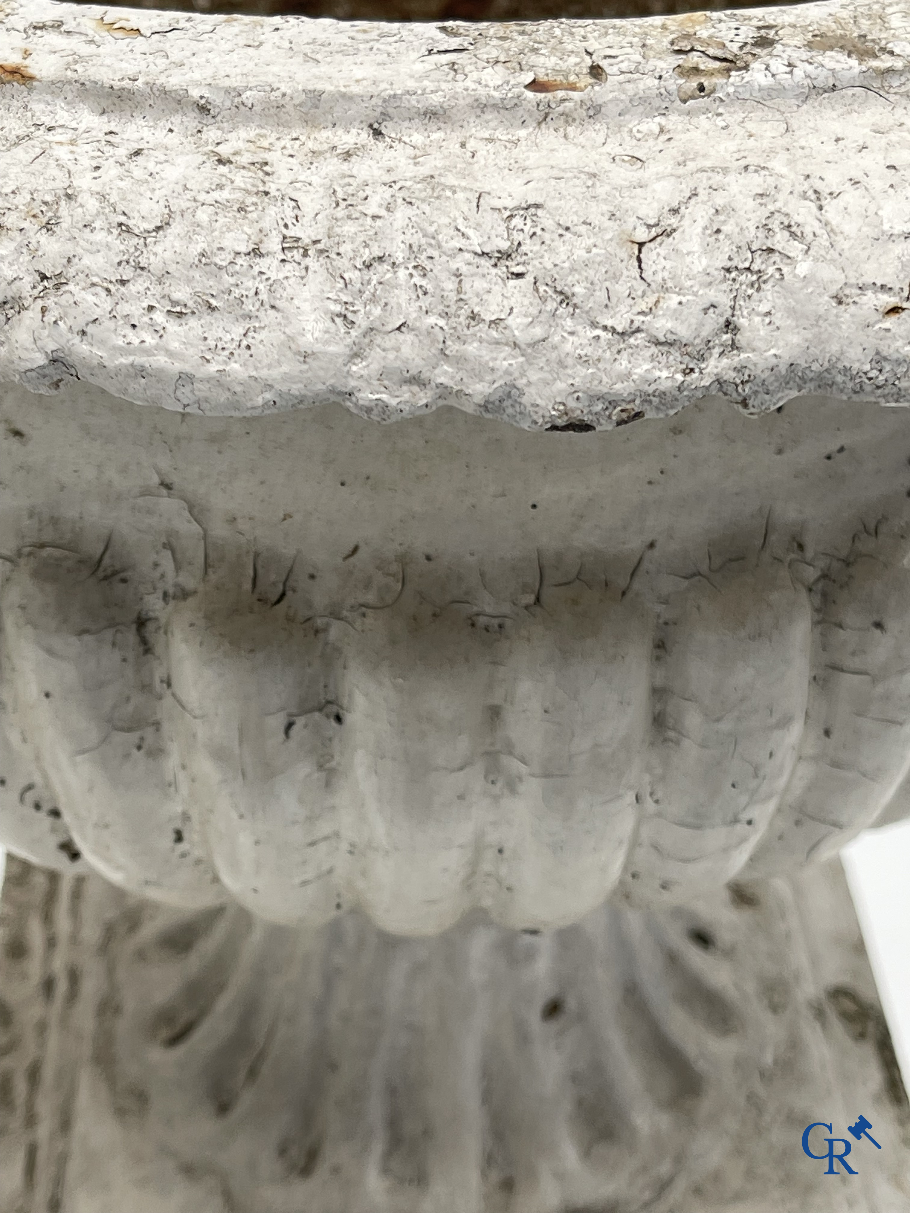 Tuindecoratie. Een paar grote gietijzer tuinvazen op sokkel. Oude patina, 19de eeuw.