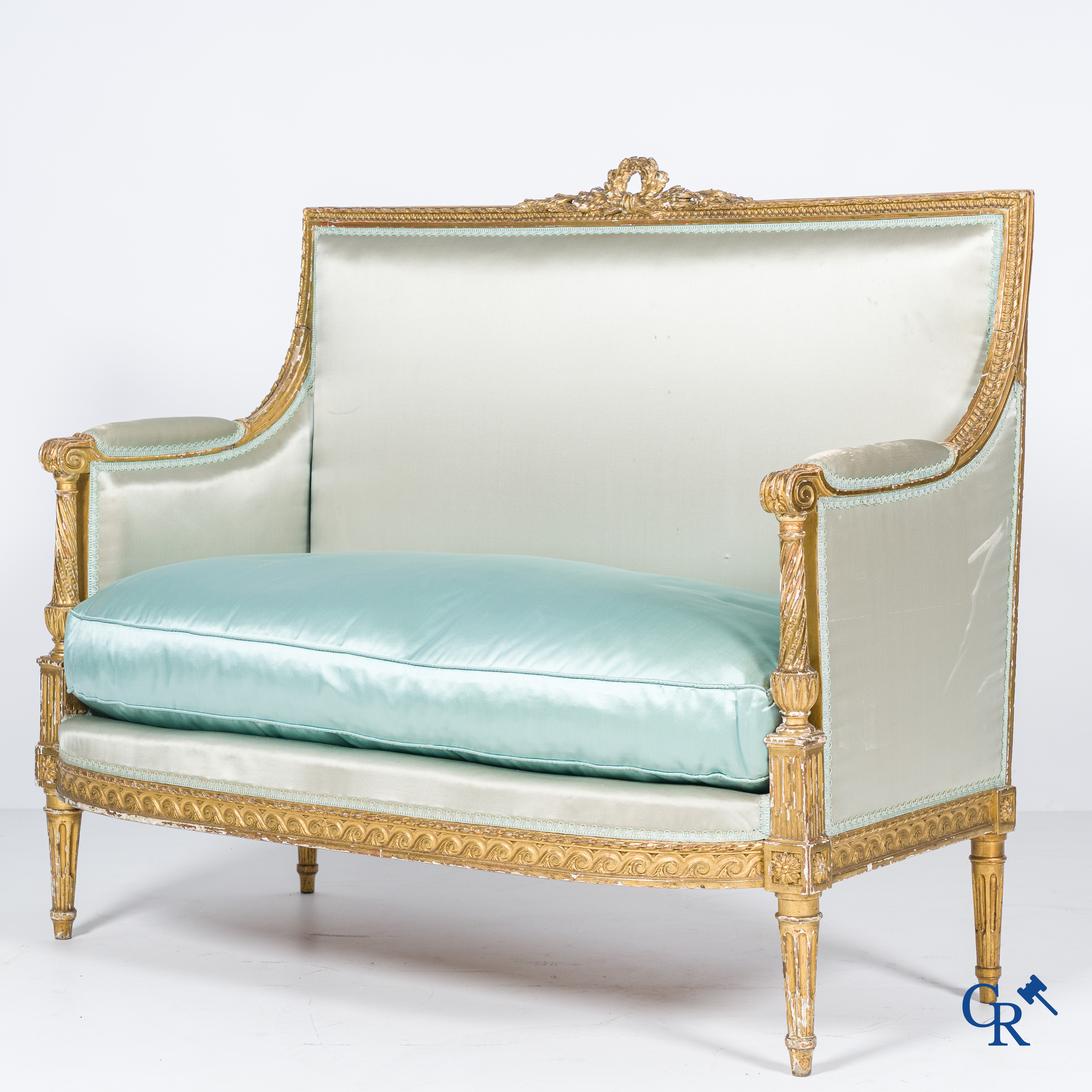 Louis XVI period. Marquise in finely sculpted and gilded wood. Late 18th century.