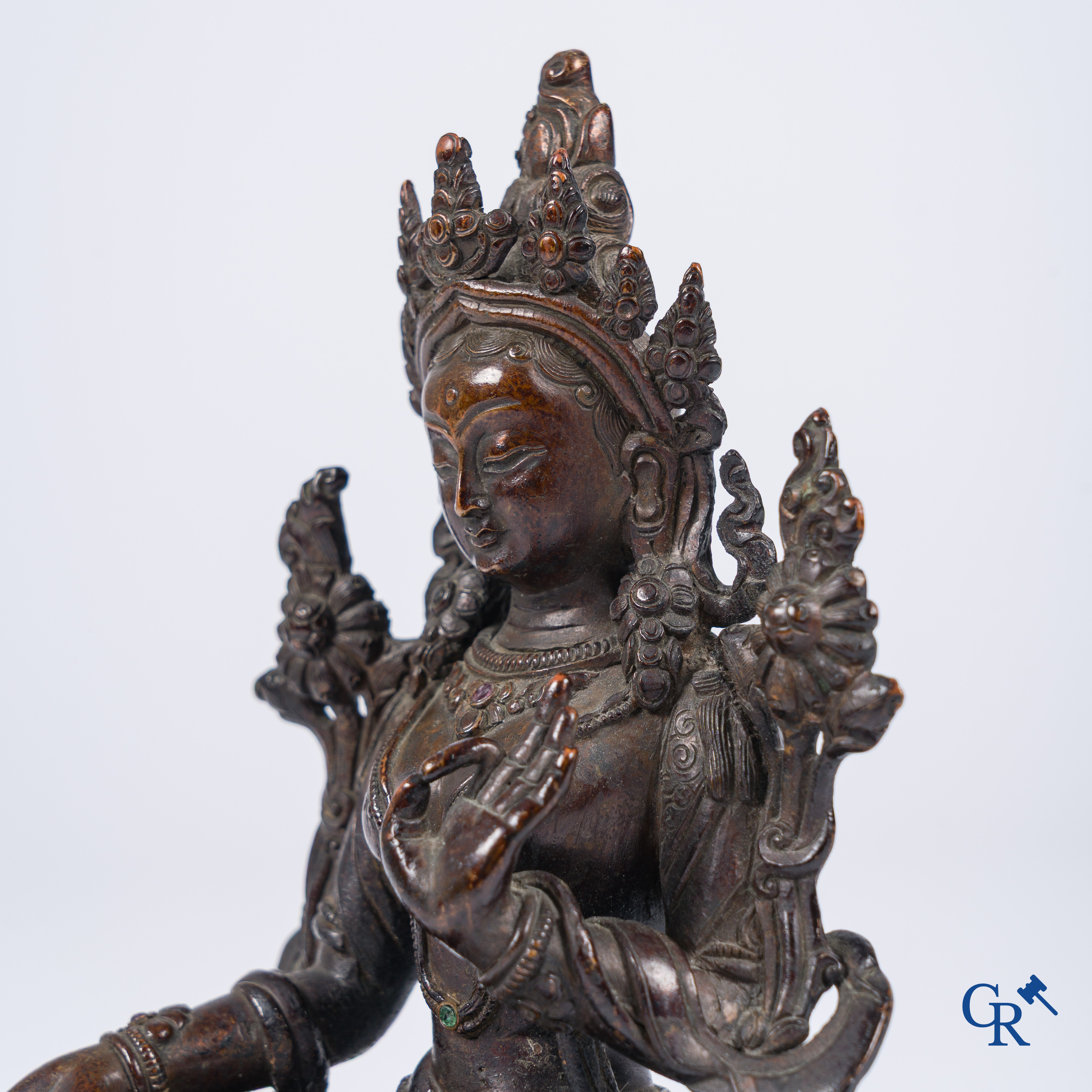 Aziatica, een fijne Sino-Tibetaanse bronzen voorstelling van een zittende Tara. 19e eeuw.