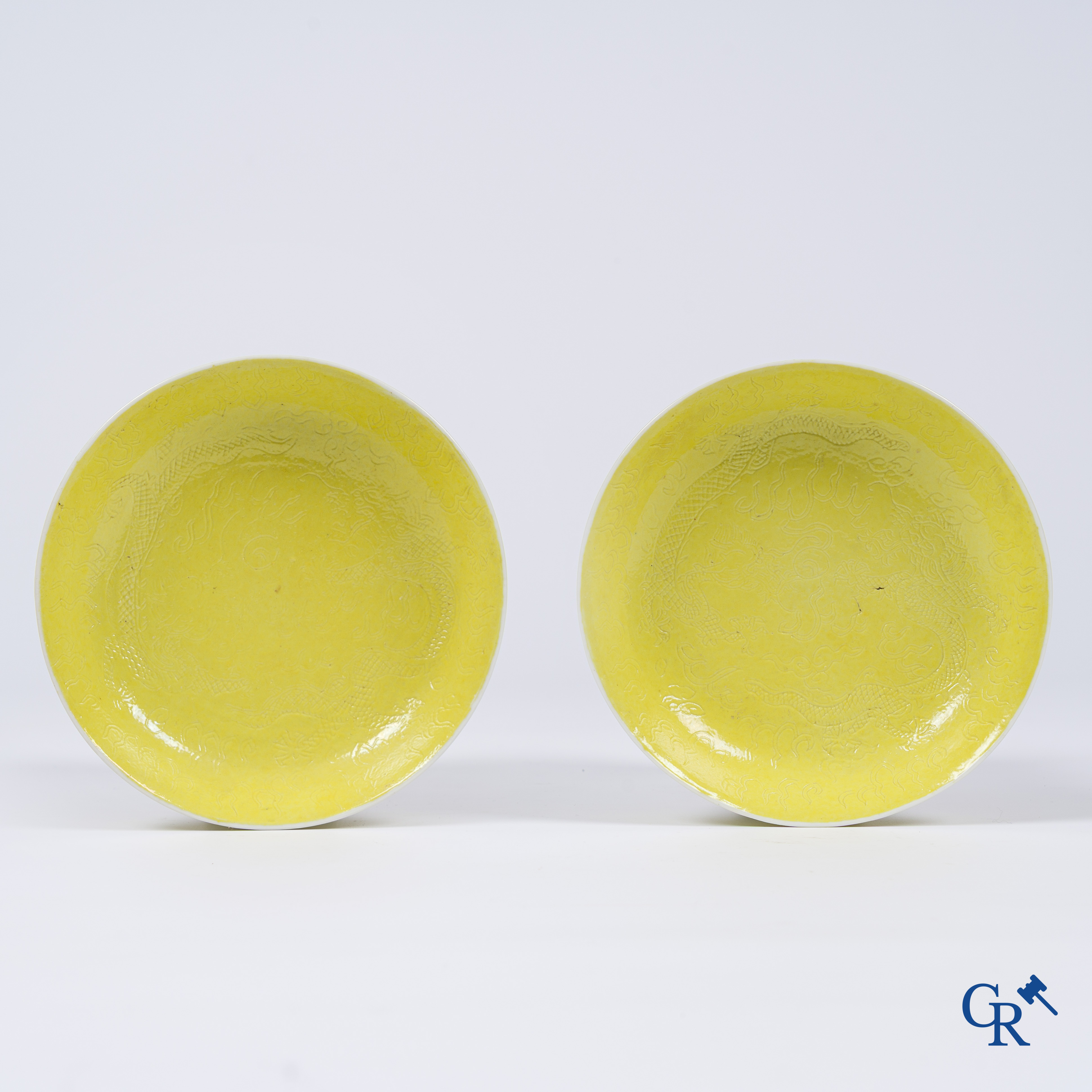 Aziatica, Chinees porselein. Paar bordjes met ingesneden drakenmotief bedekt met een monochrome glazuurlaag. Guanxu.