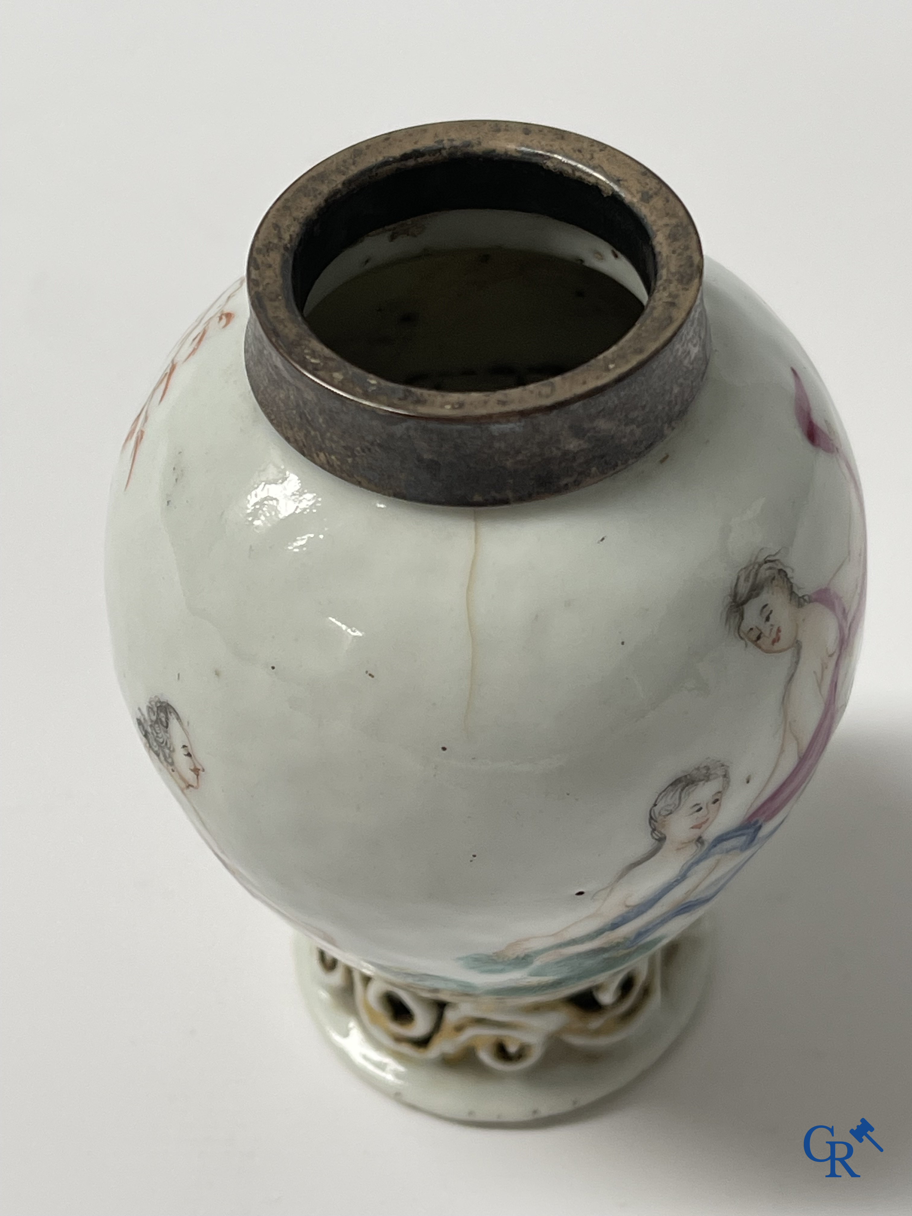 Asian Art, Chinese porcelain. A Chinese famille rose tea caddy with mounts. 18th century.